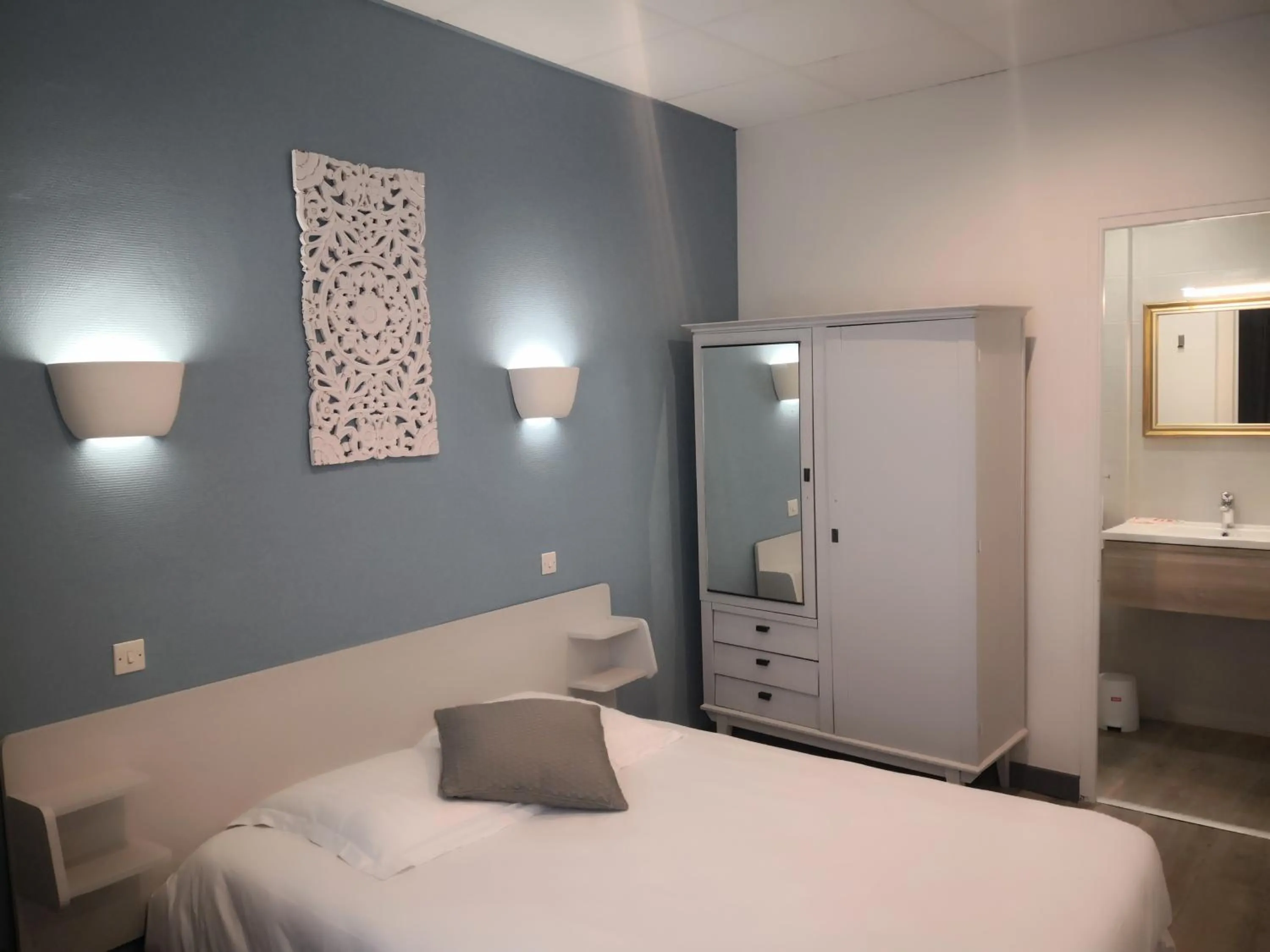 Photo of the whole room, Bed in Grand Hôtel De La Poste