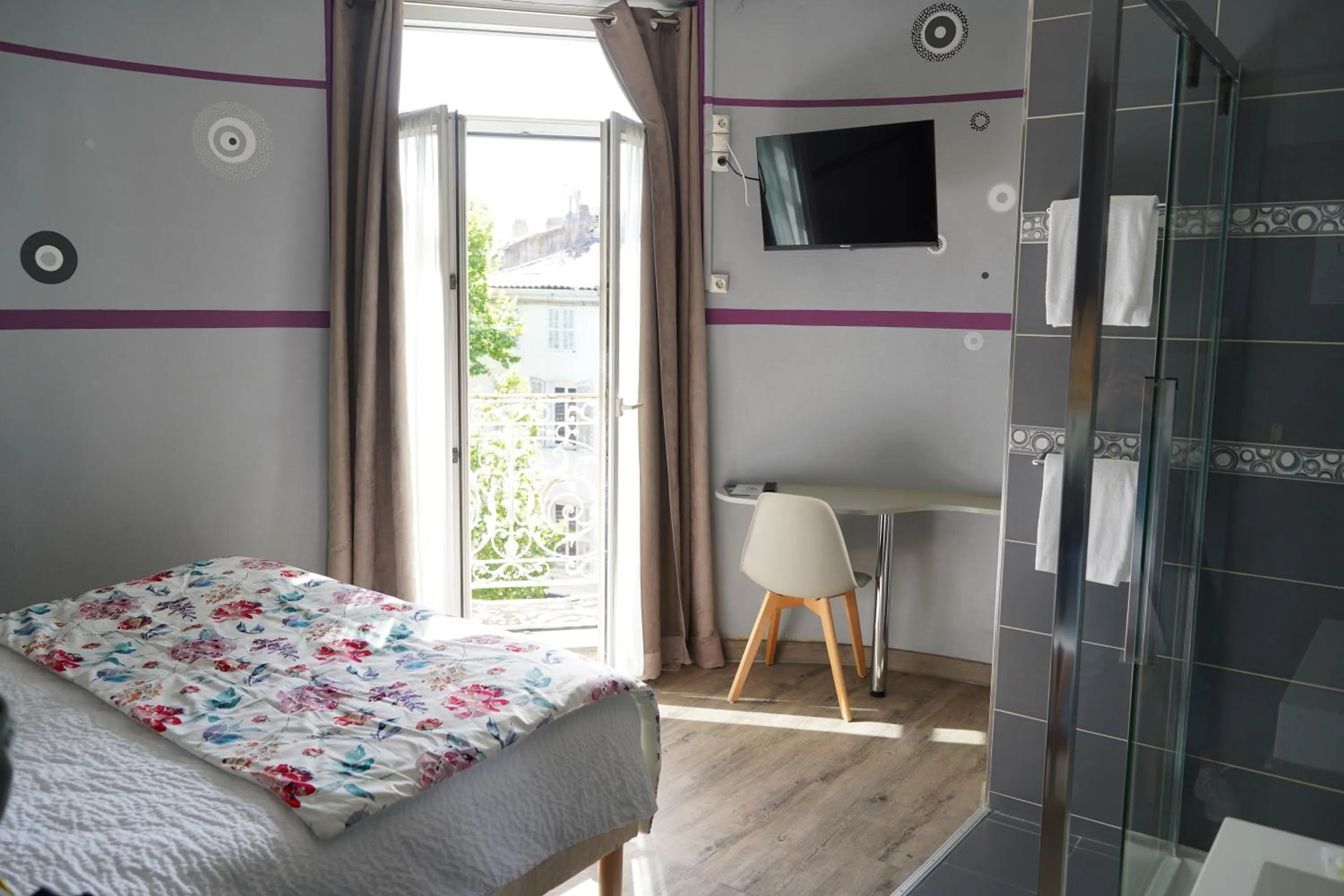 Balcony/Terrace, Bed in Grand Hôtel De La Poste