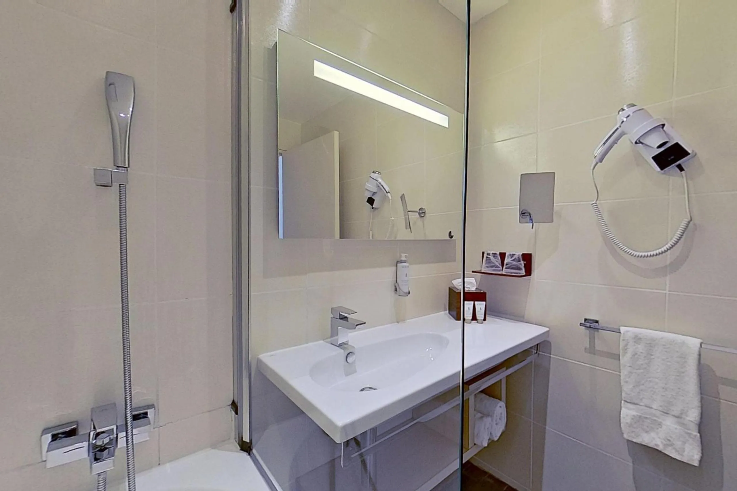 Bathroom in Aquabella Hôtel & Spa