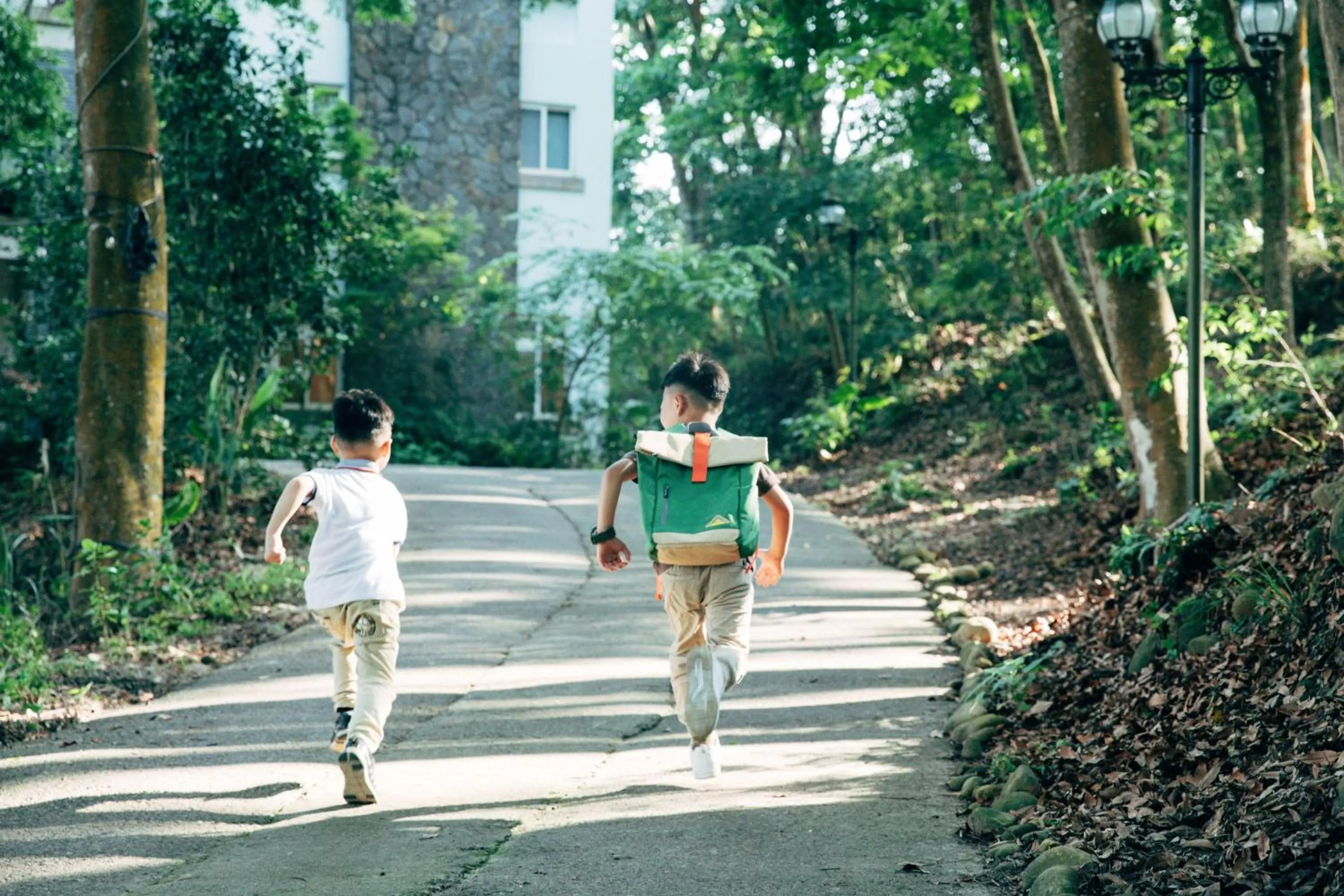 People in Green Wave Sanyi BY REINDEER