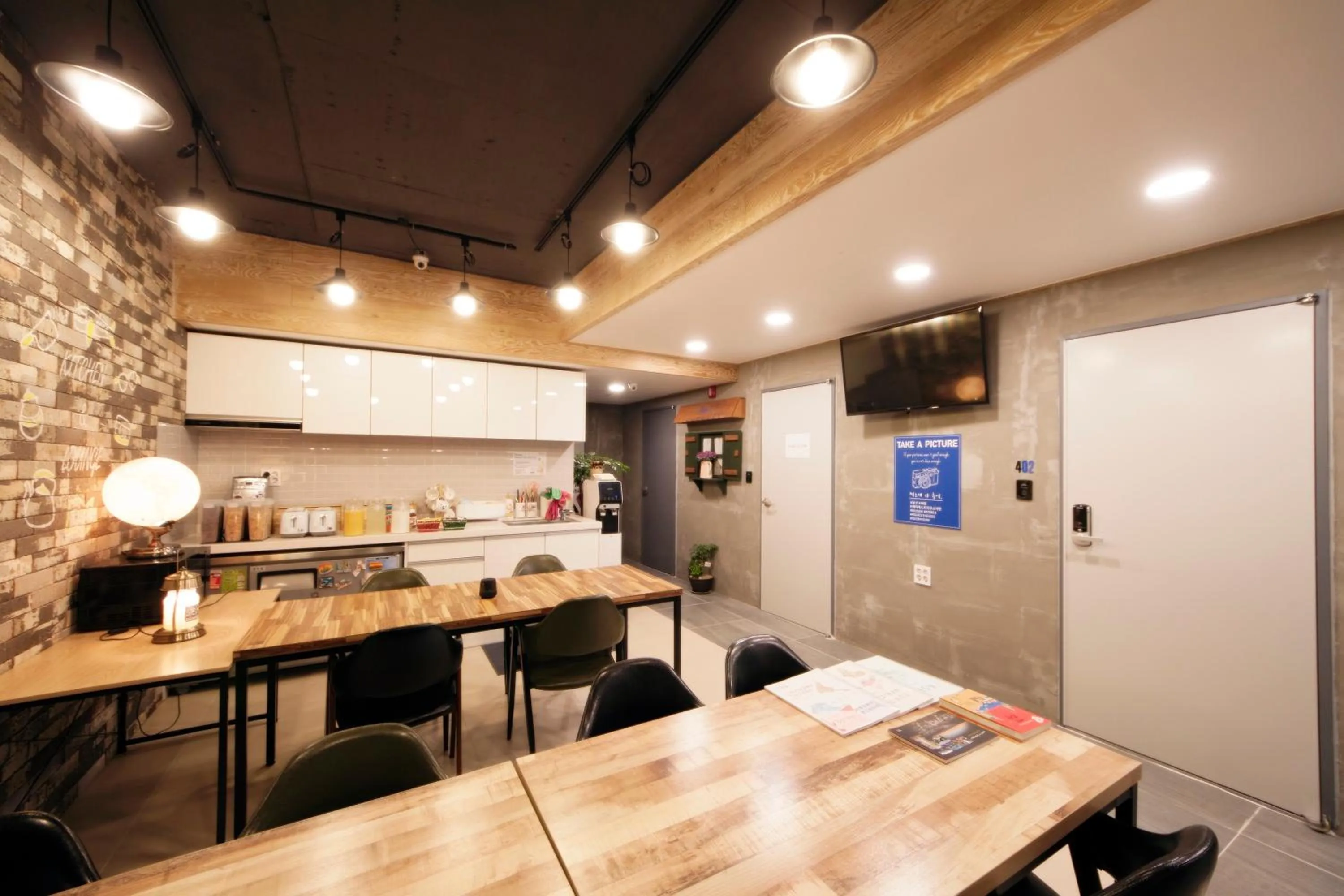 Communal lounge/ TV room in K-Guesthouse Seomyeon 1