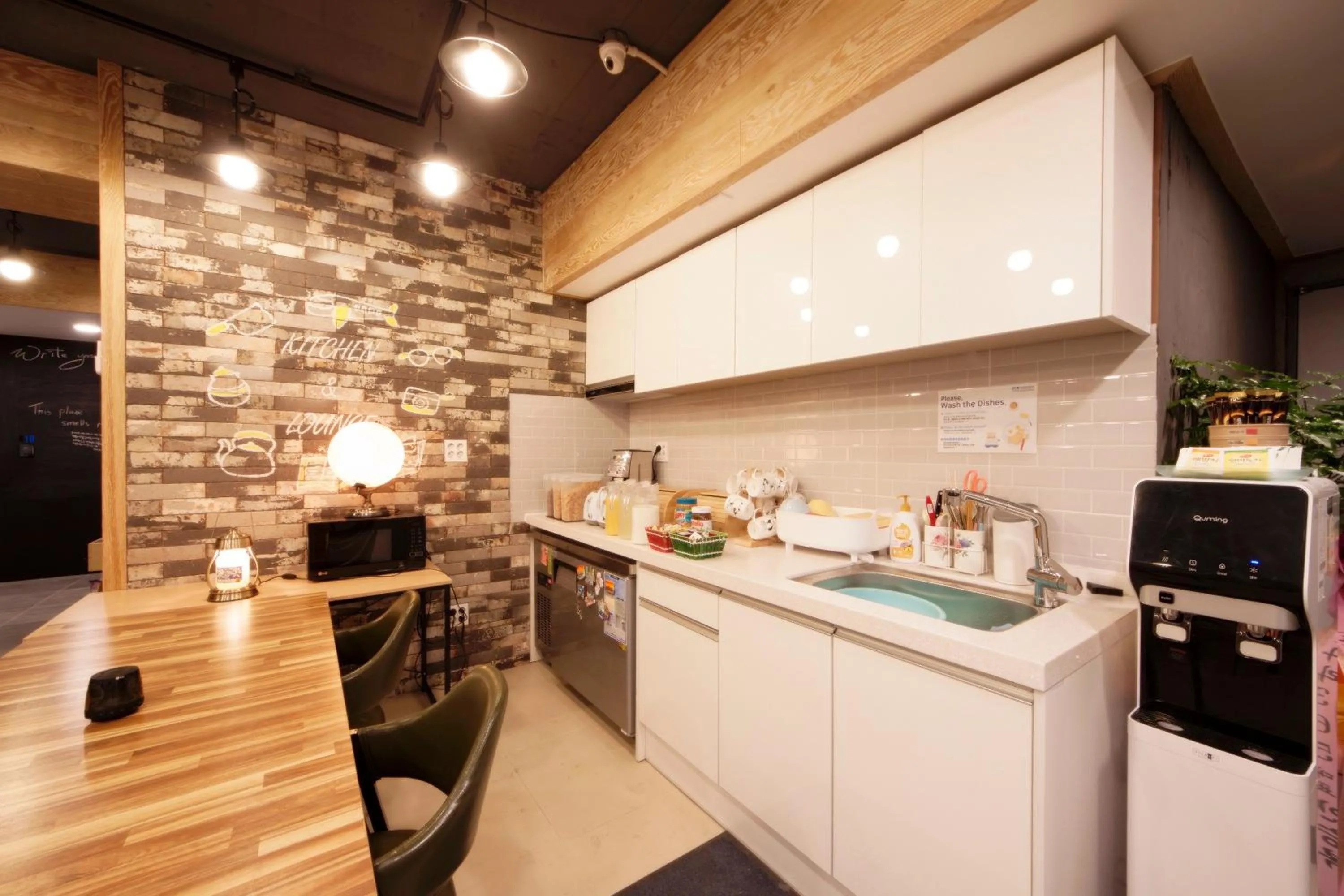 Communal kitchen in K-Guesthouse Seomyeon 1