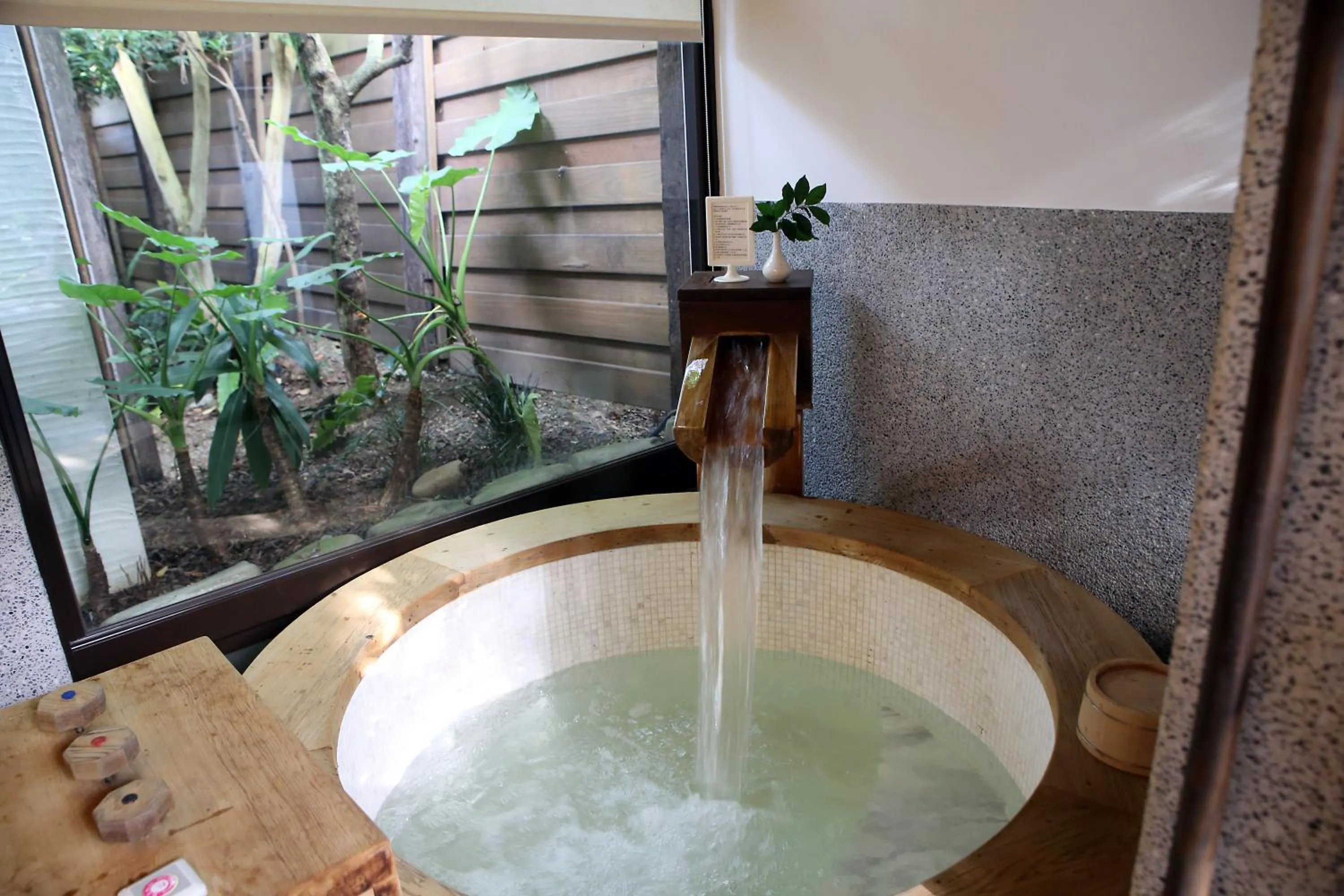 Hot Spring Bath in Mudanwan Villa