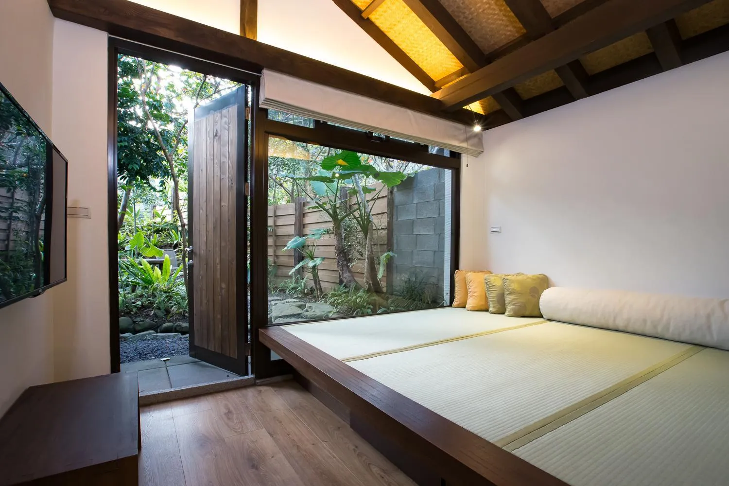Balcony/Terrace, Bed in Mudanwan Villa