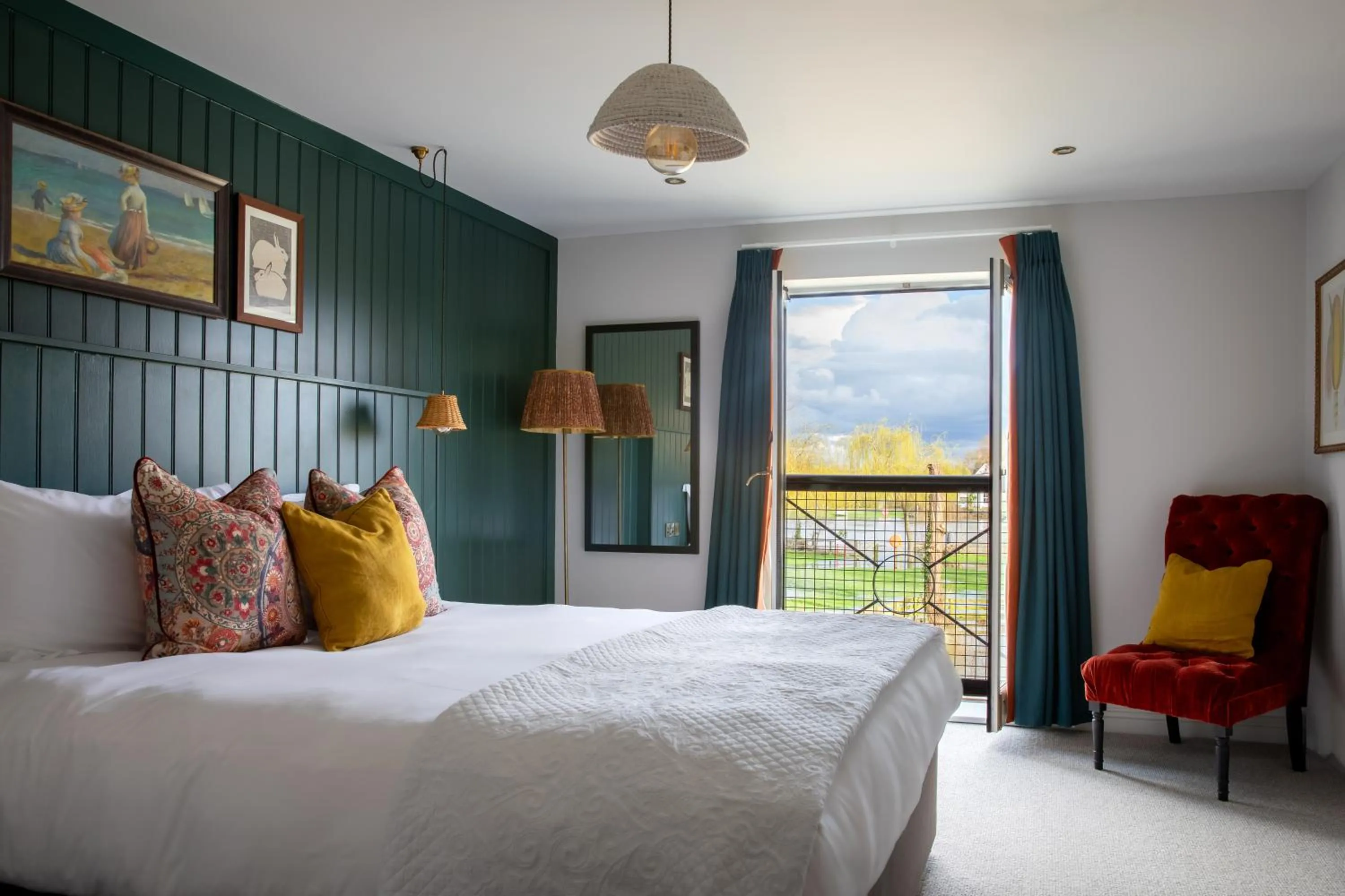 Bedroom, Bed in The Bridge Hotel