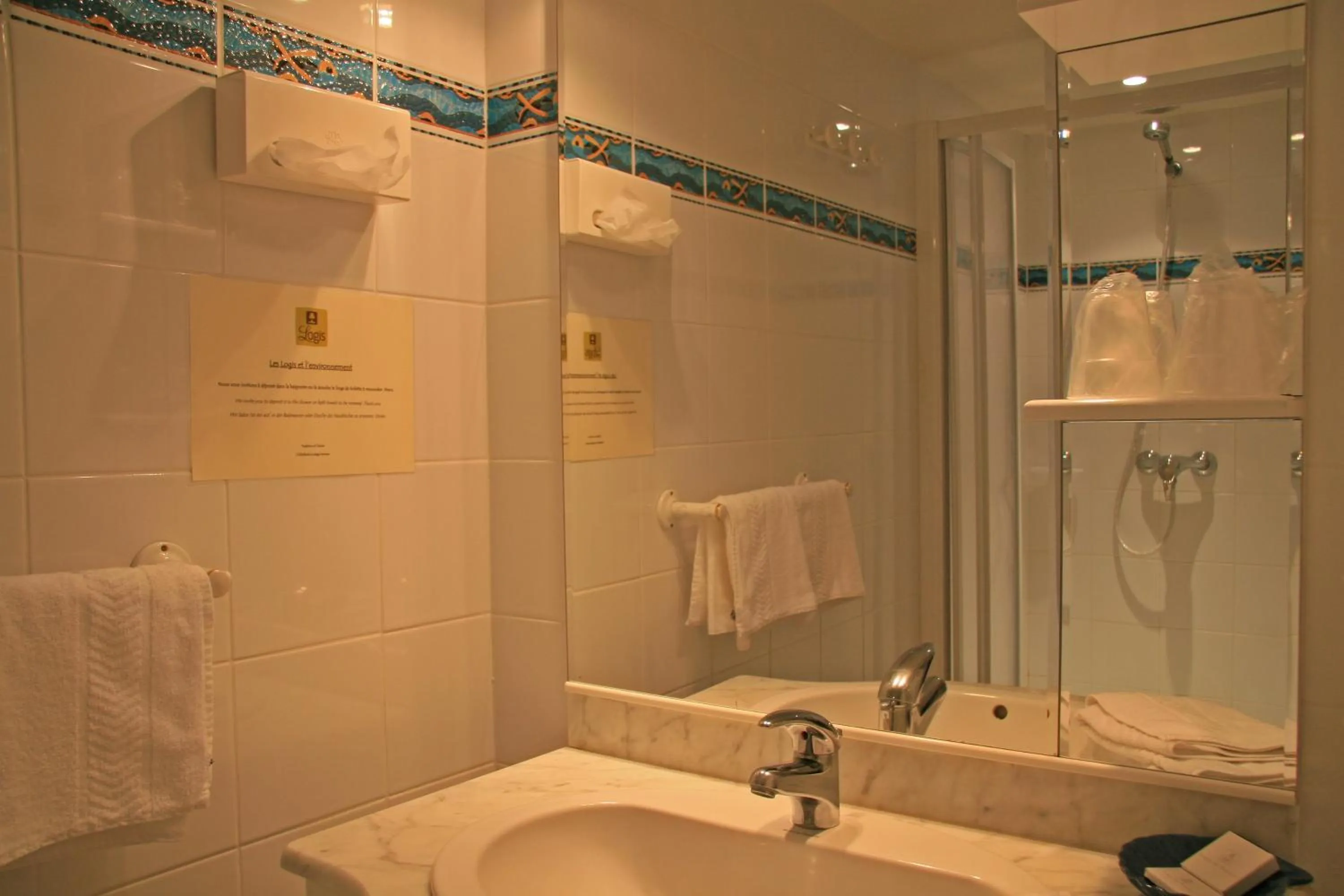 Bathroom in Domaine Le Martinet, The Originals Relais