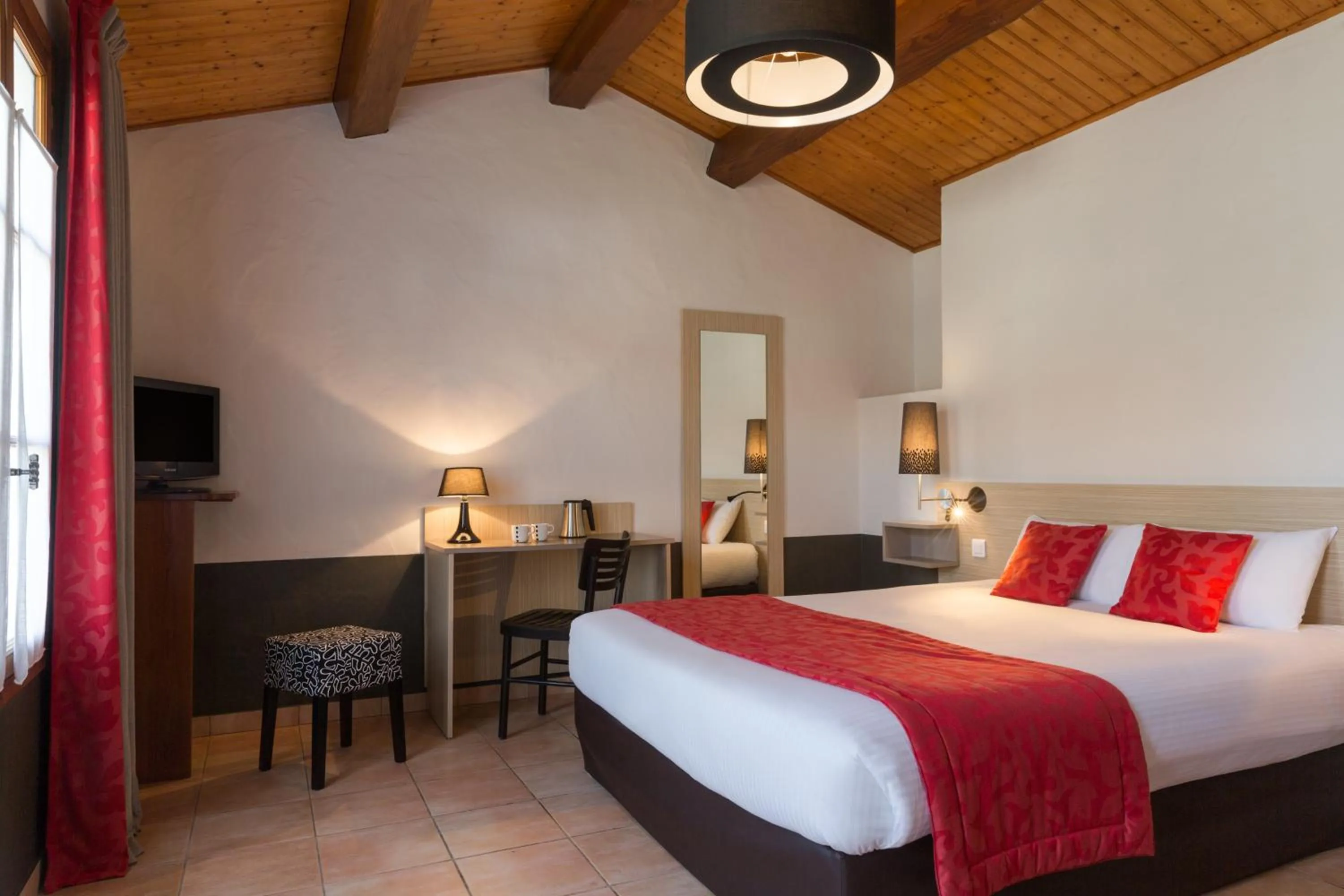 Toilet, Bed in Domaine Le Martinet, The Originals Relais