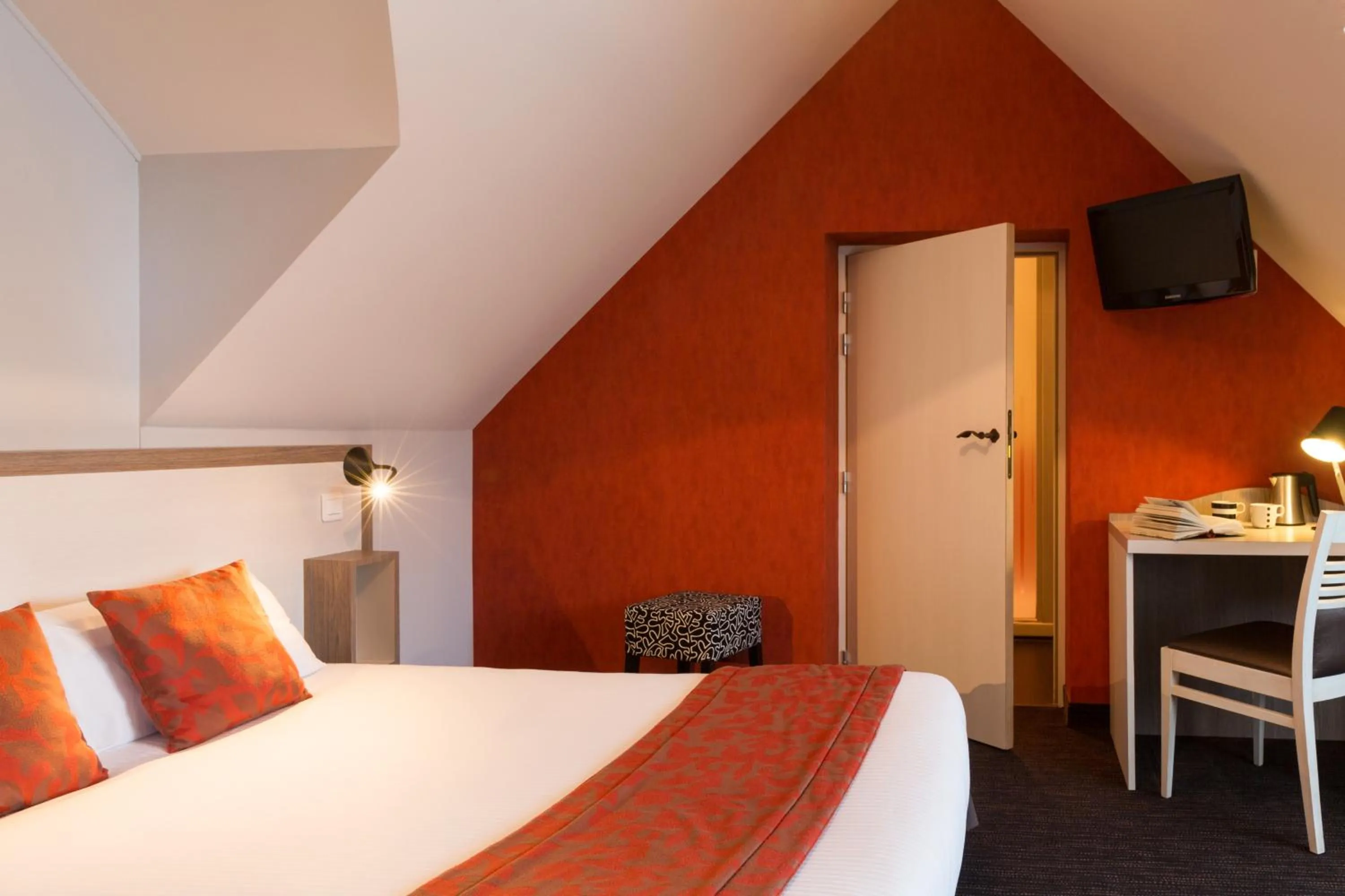 Shower, Bed in Domaine Le Martinet, The Originals Relais