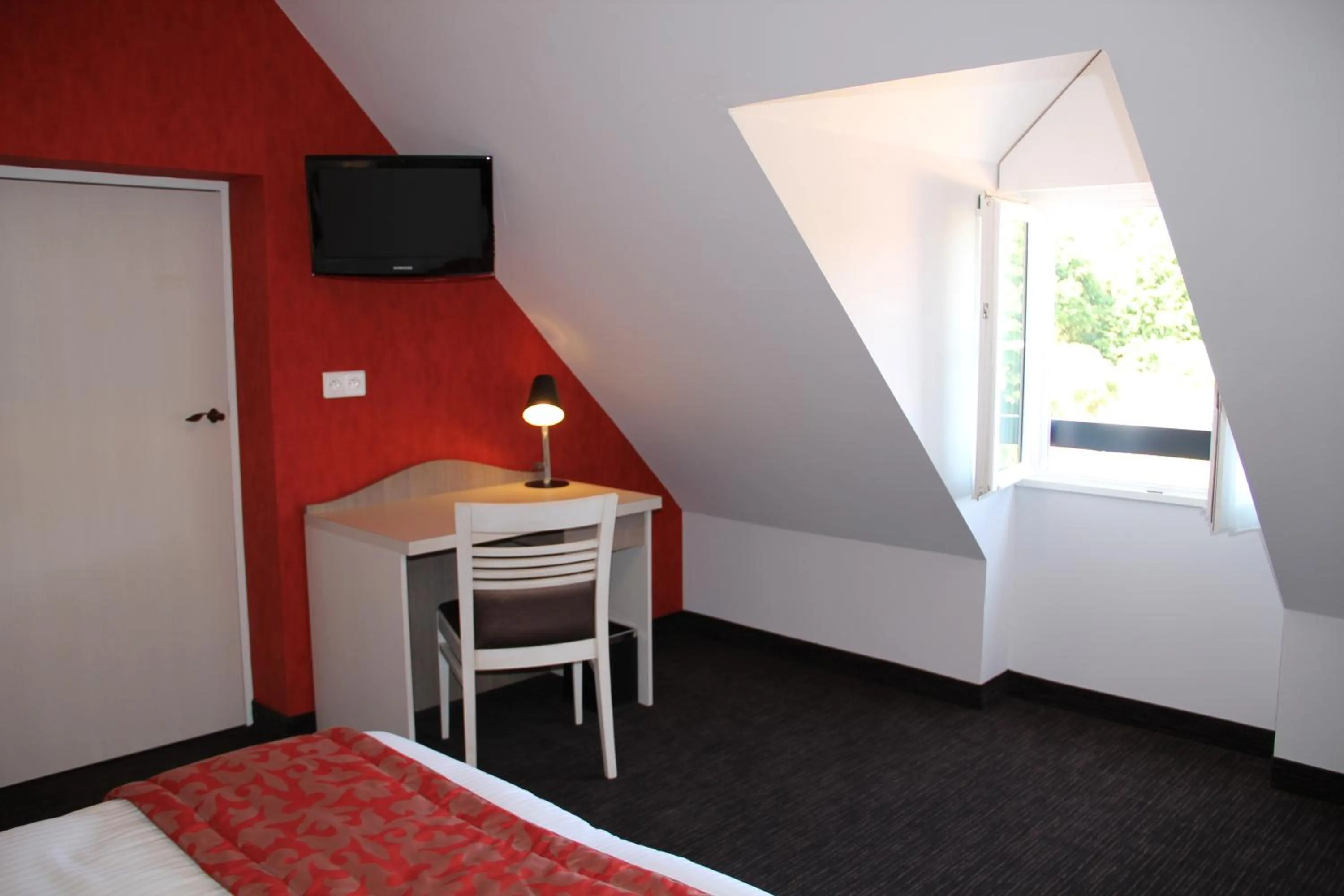 Bed in Domaine Le Martinet, The Originals Relais