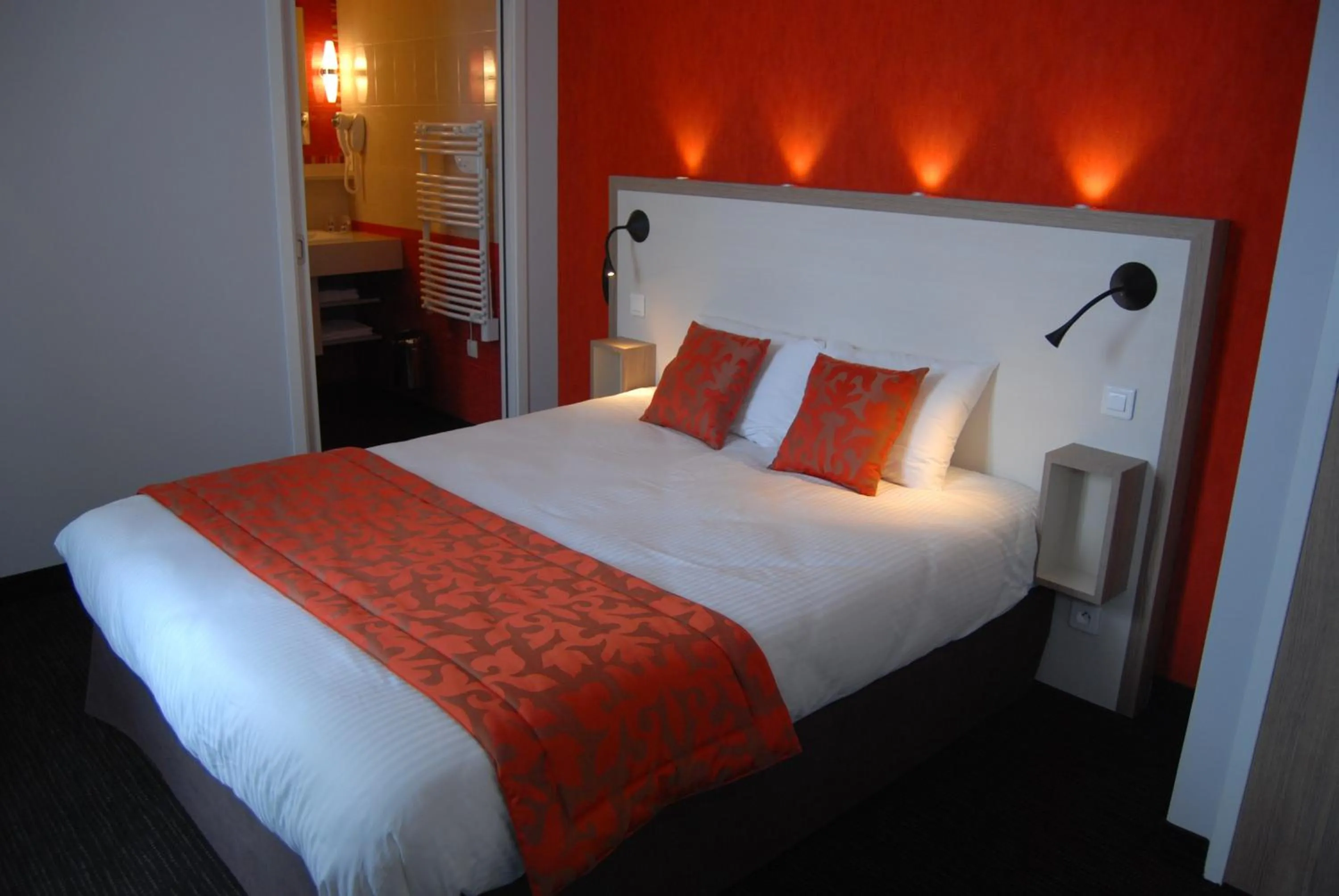 Photo of the whole room, Bed in Domaine Le Martinet, The Originals Relais