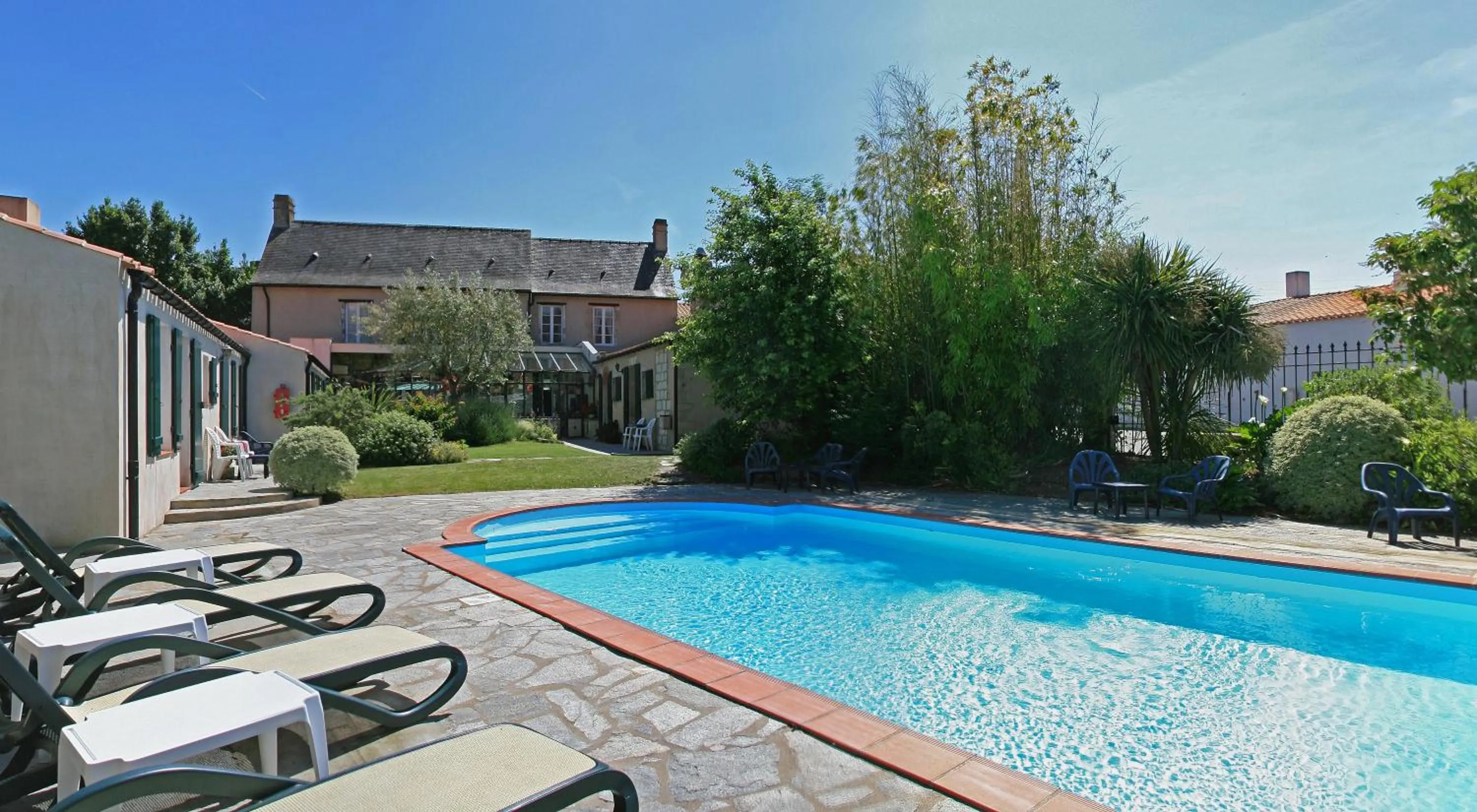Balcony/Terrace in Domaine Le Martinet, The Originals Relais