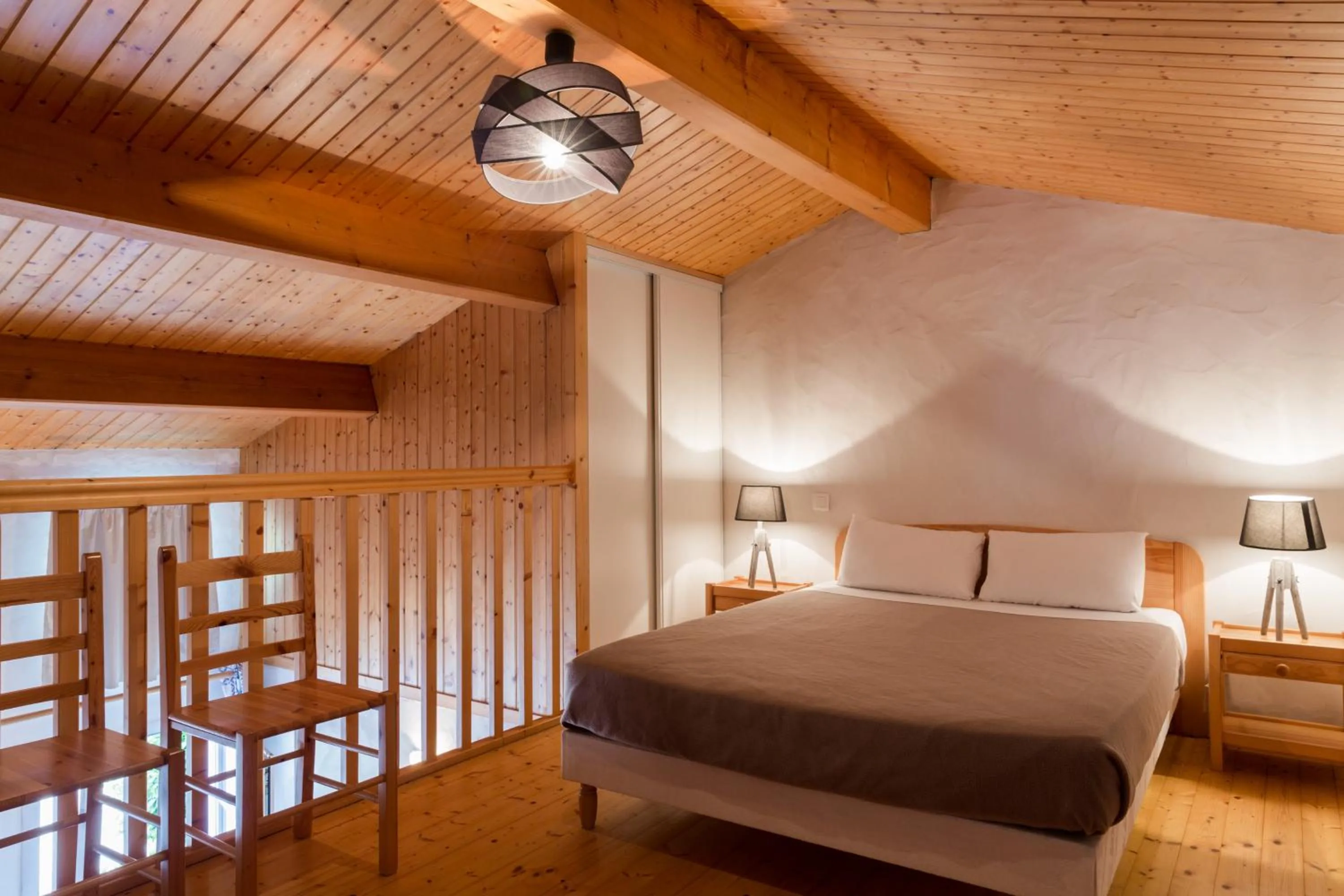 Shower, Bed in Domaine Le Martinet, The Originals Relais