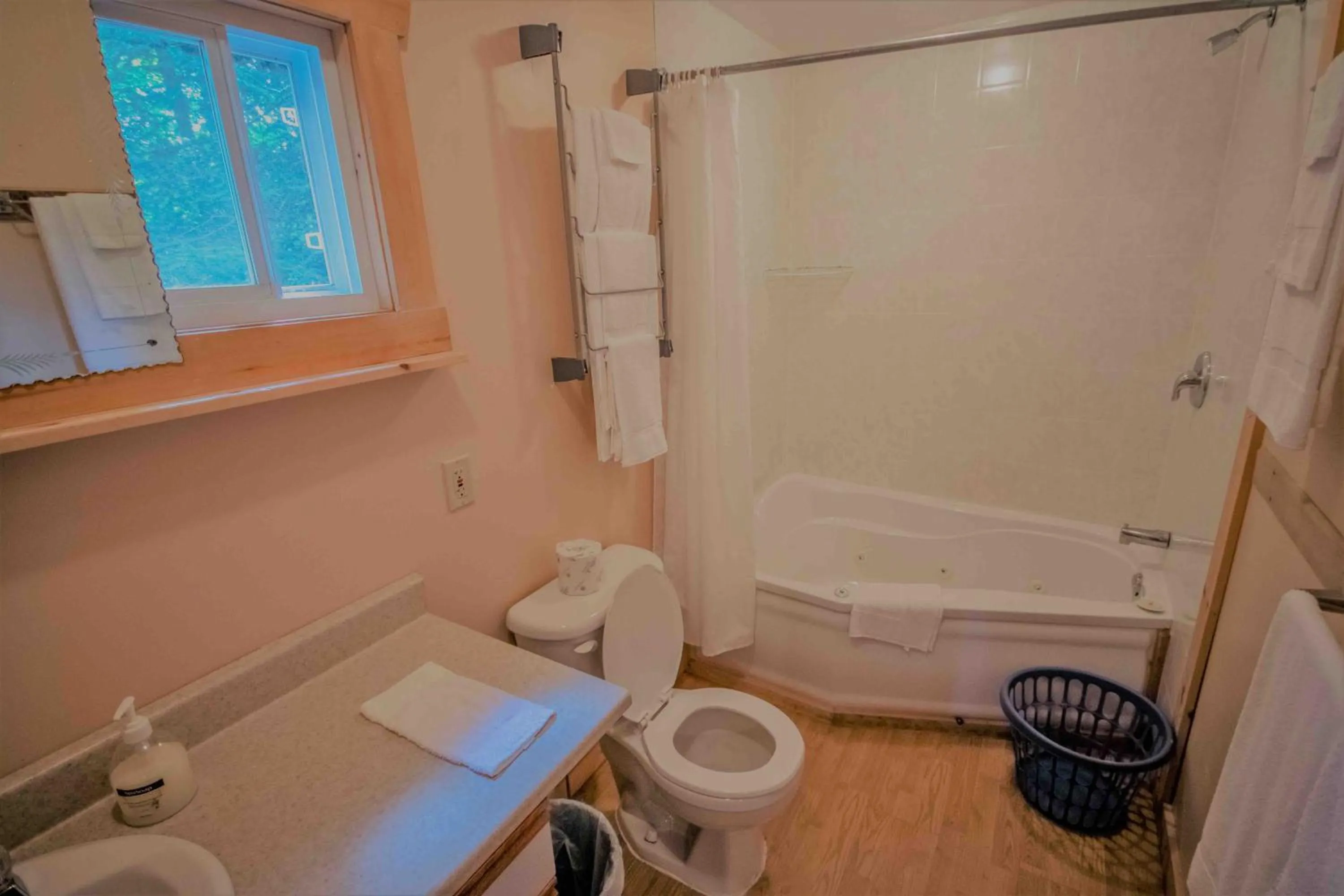 Bathroom in High Falls Bay Cottages, Camping & Waterpark