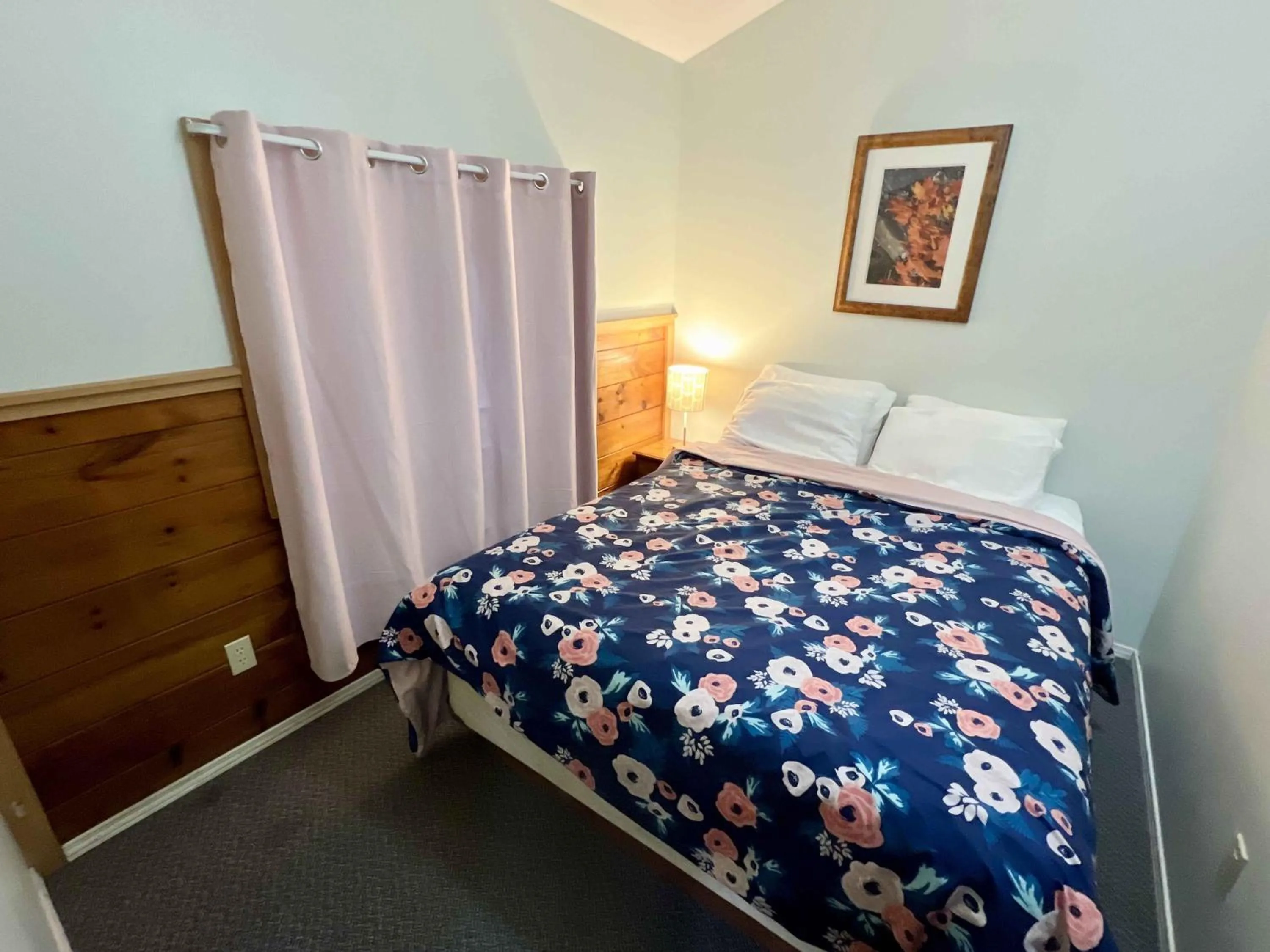 Bed in High Falls Bay Cottages, Camping & Waterpark