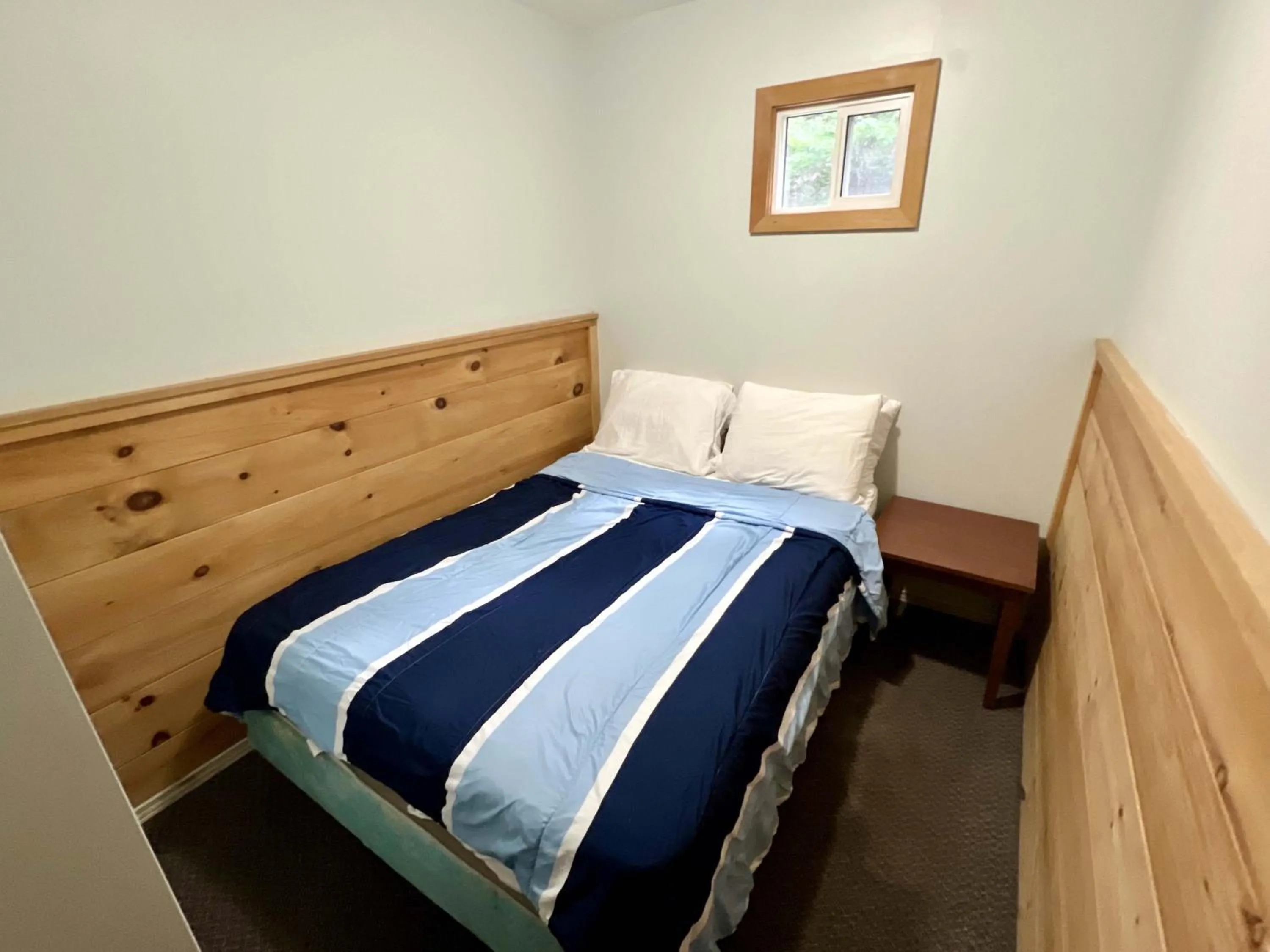 Bed in High Falls Bay Cottages, Camping & Waterpark