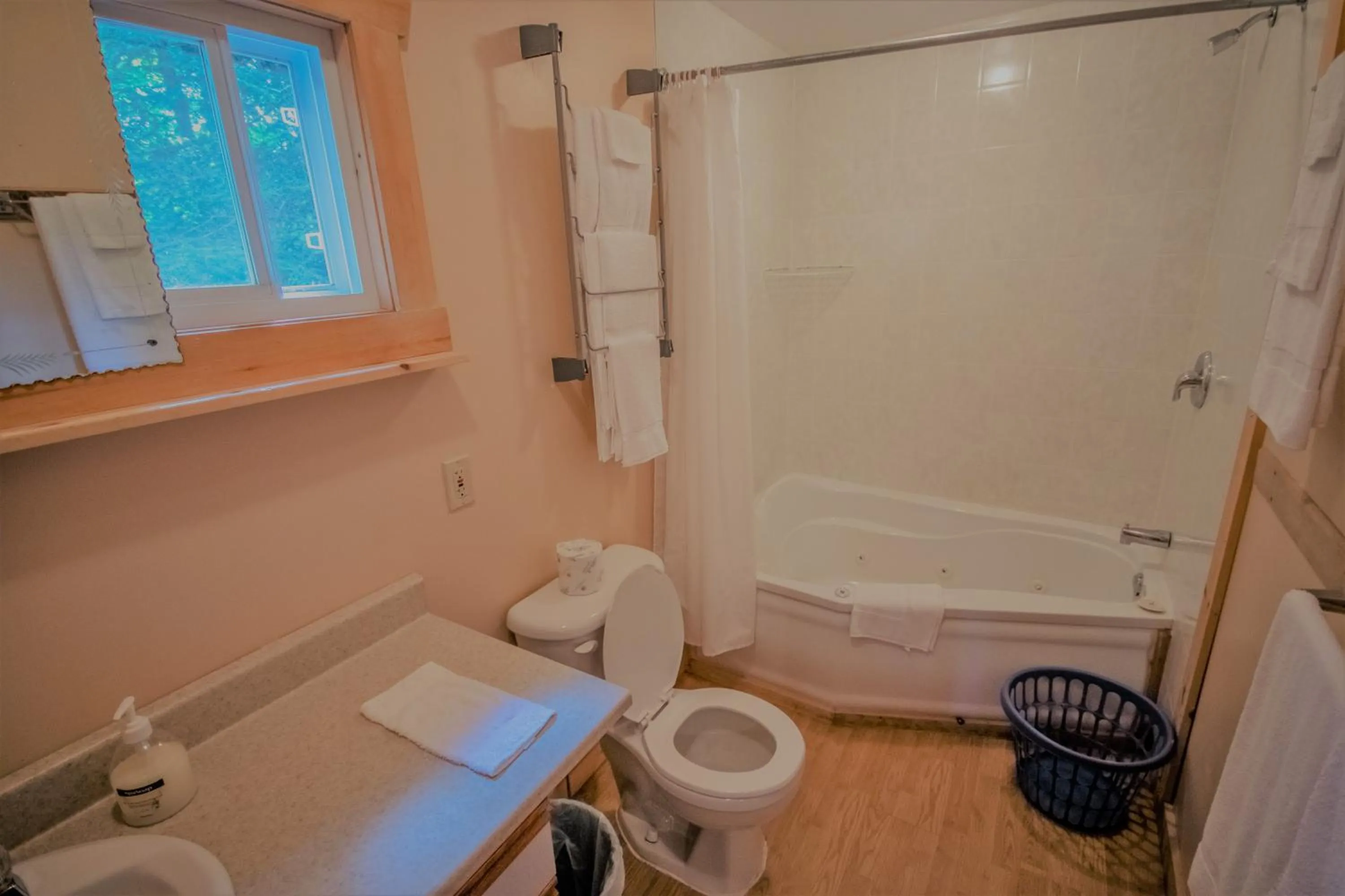 Shower in High Falls Bay Cottages, Camping & Waterpark