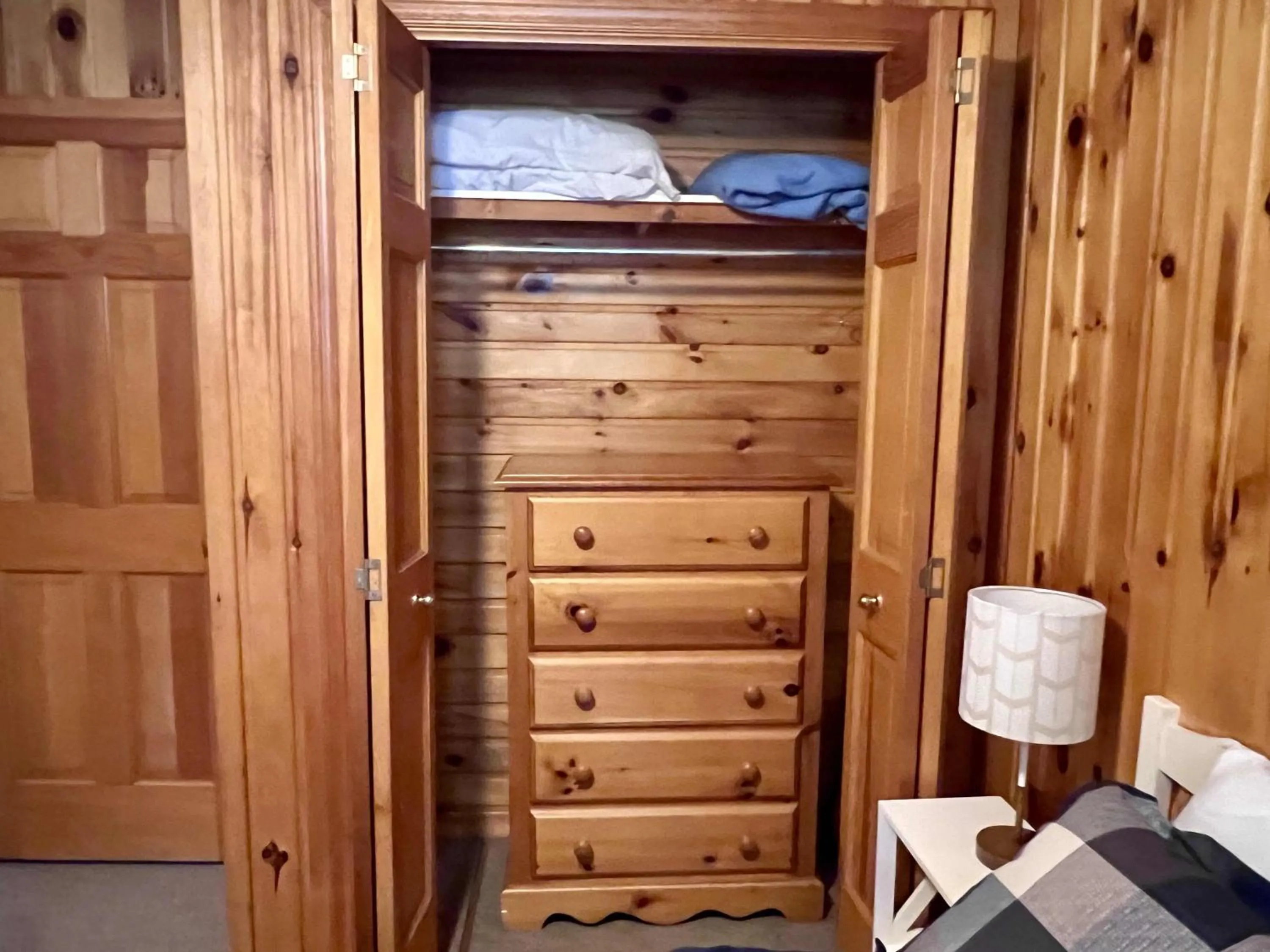 Bed in High Falls Bay Cottages, Camping & Waterpark