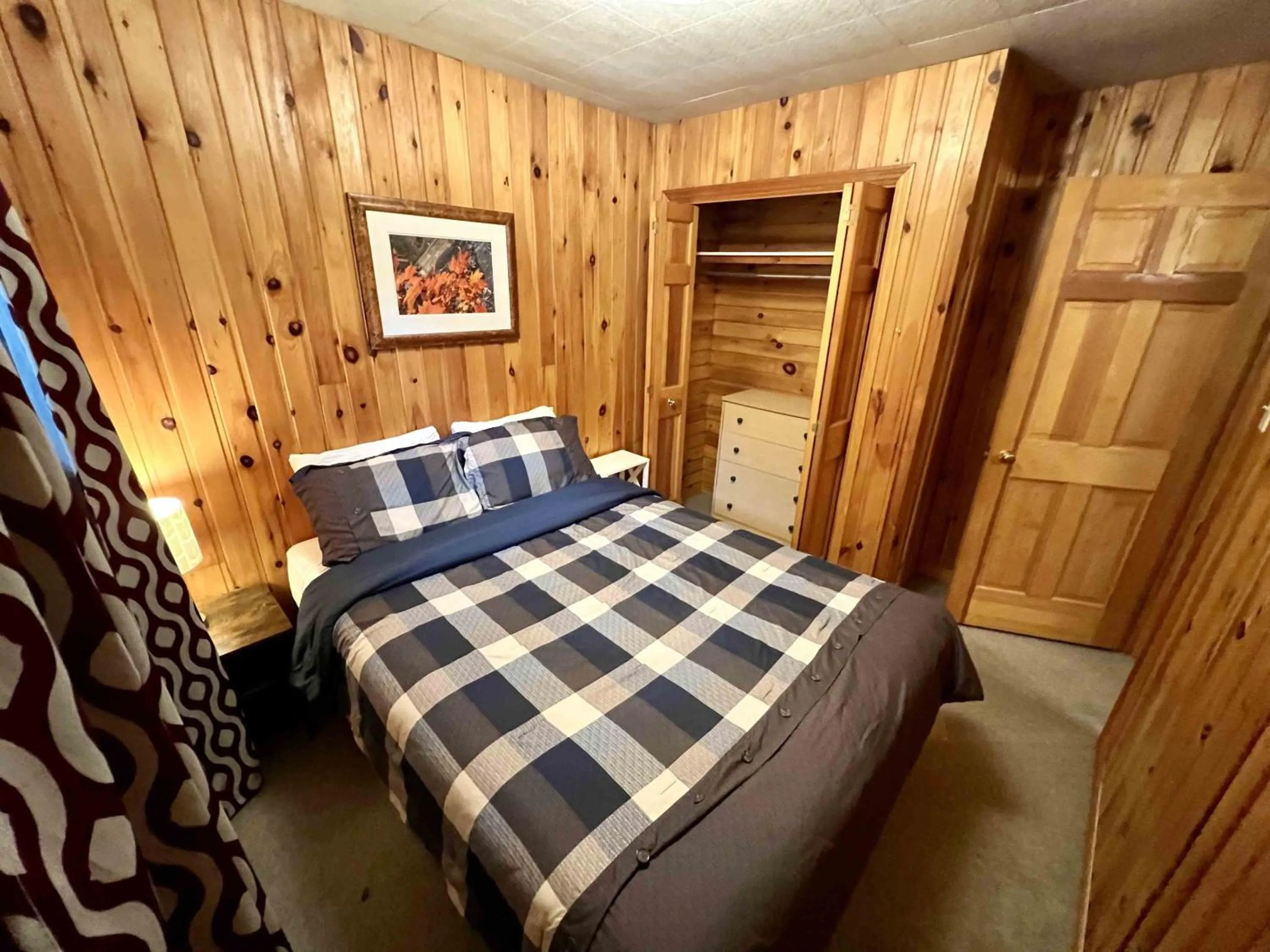 Bed in High Falls Bay Cottages, Camping & Waterpark