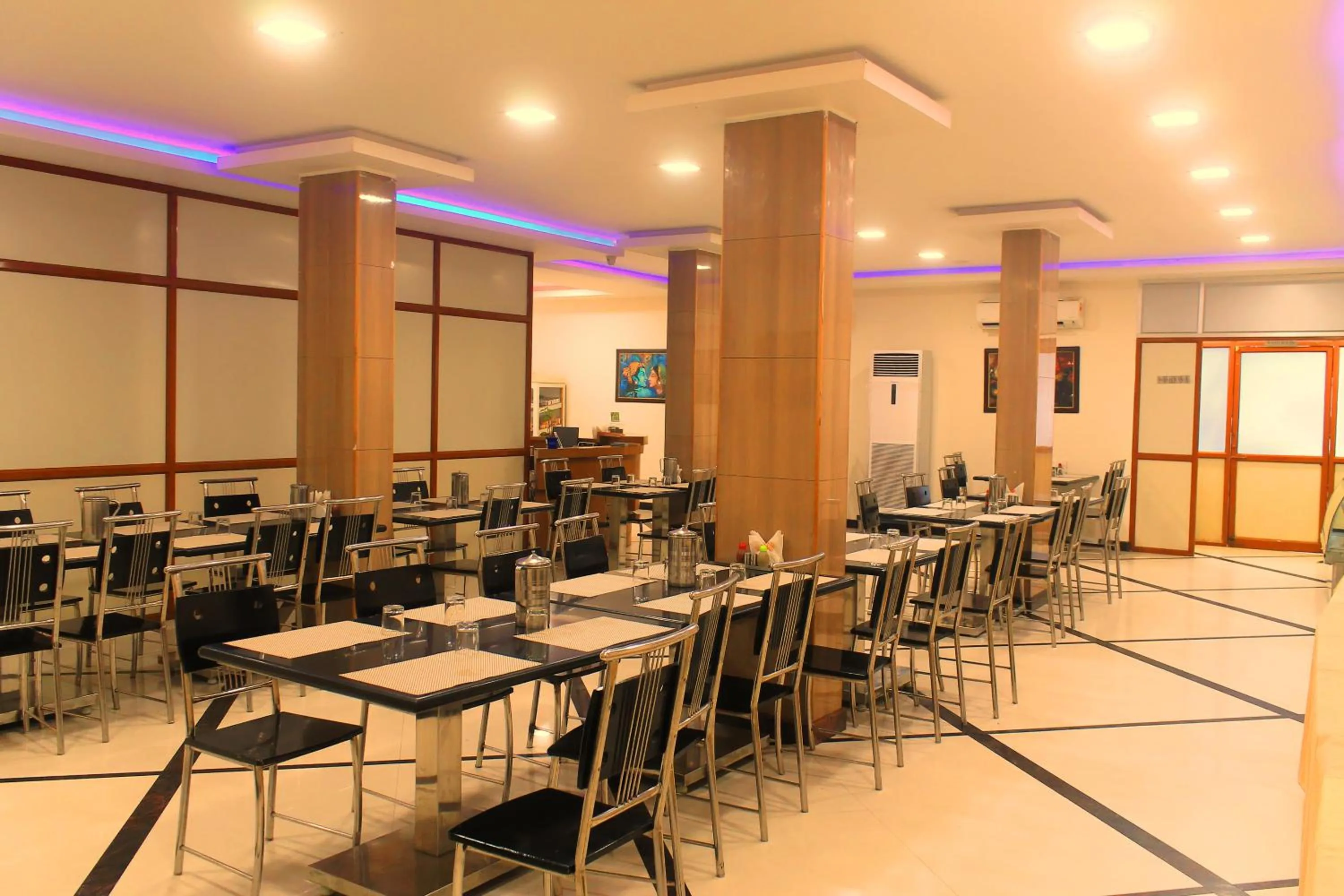 Restaurant/places to eat in Hotel Ashoka