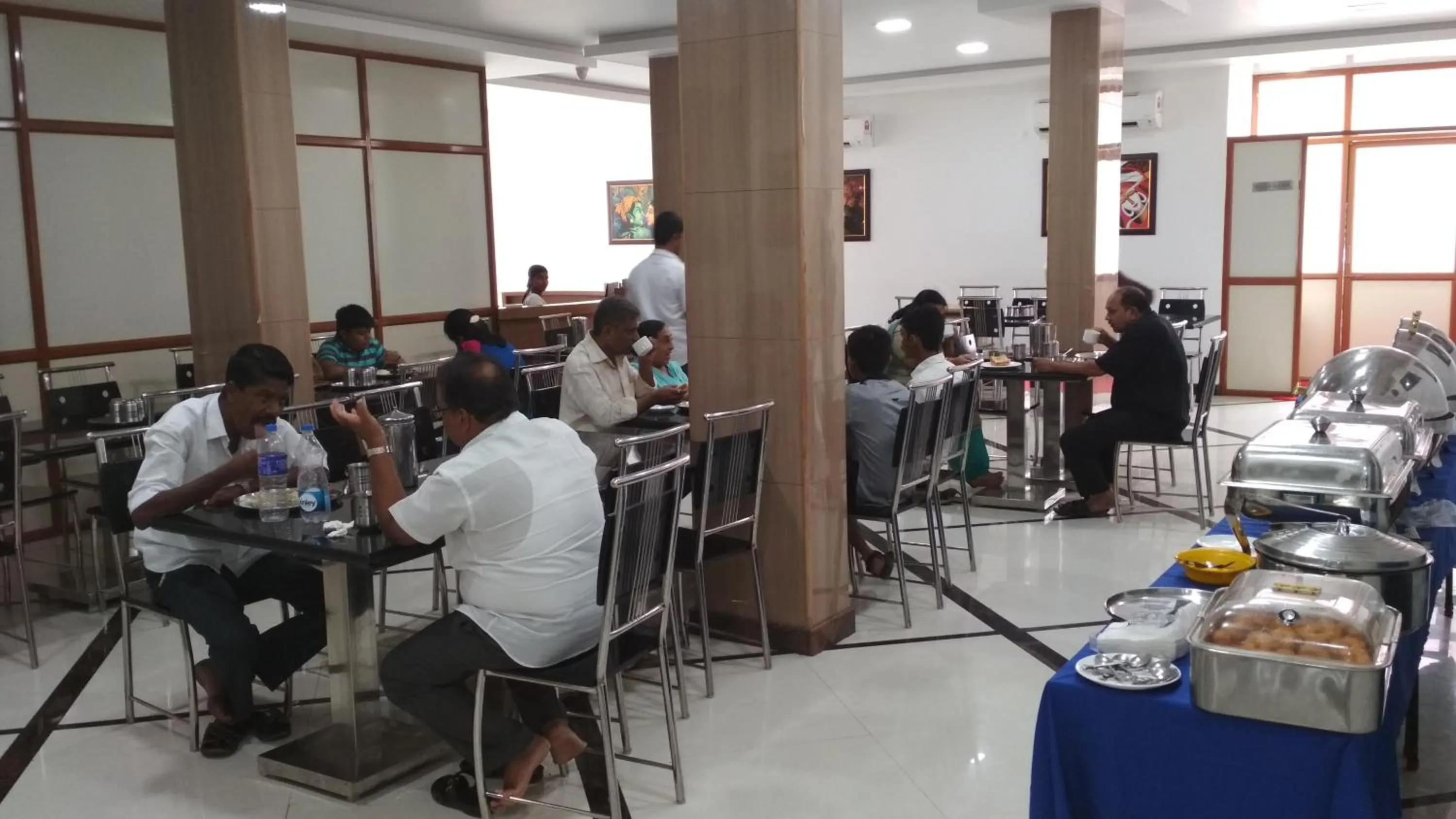 Restaurant/places to eat in Hotel Ashoka