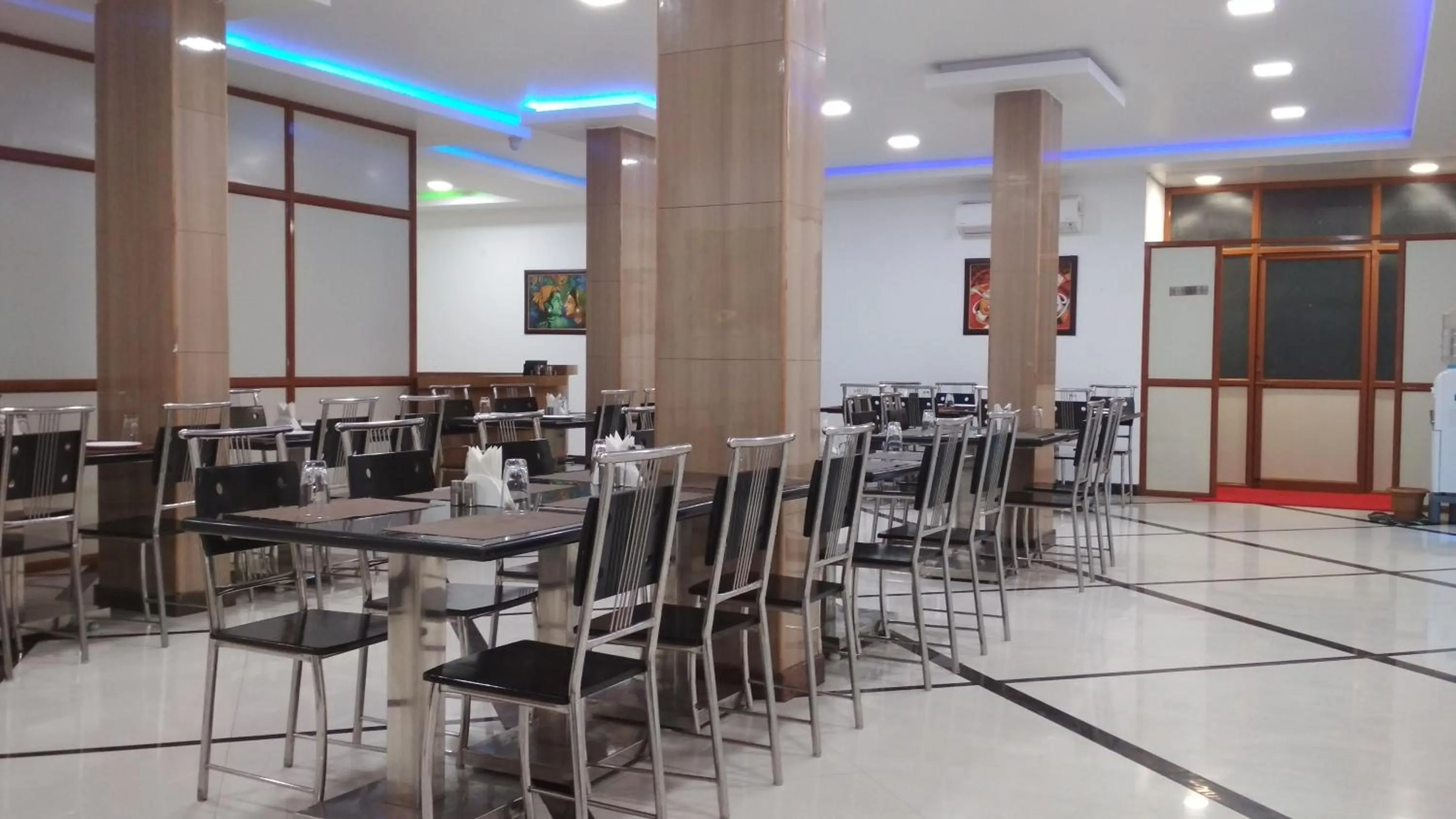 Restaurant/places to eat in Hotel Ashoka