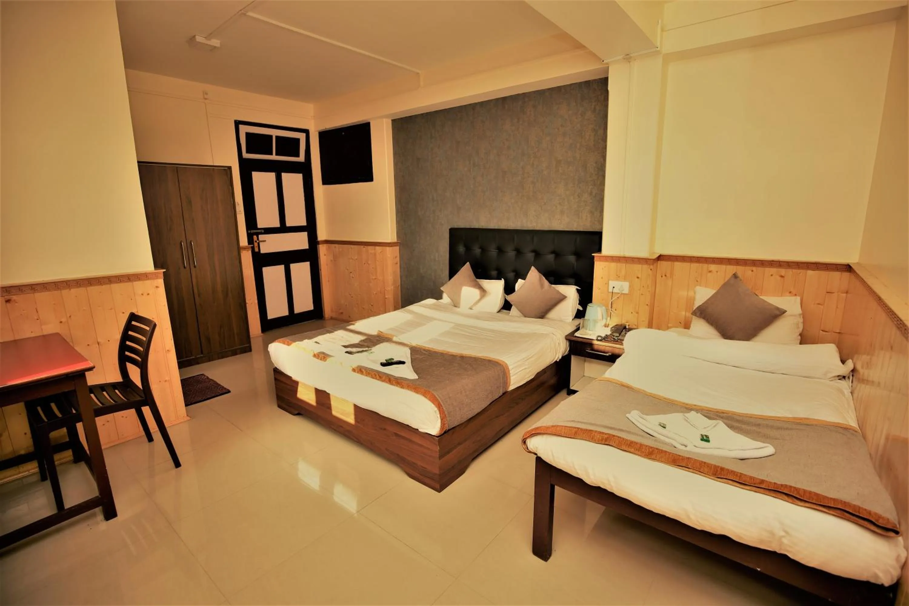 Photo of the whole room, Bed in The Griffon's Nest