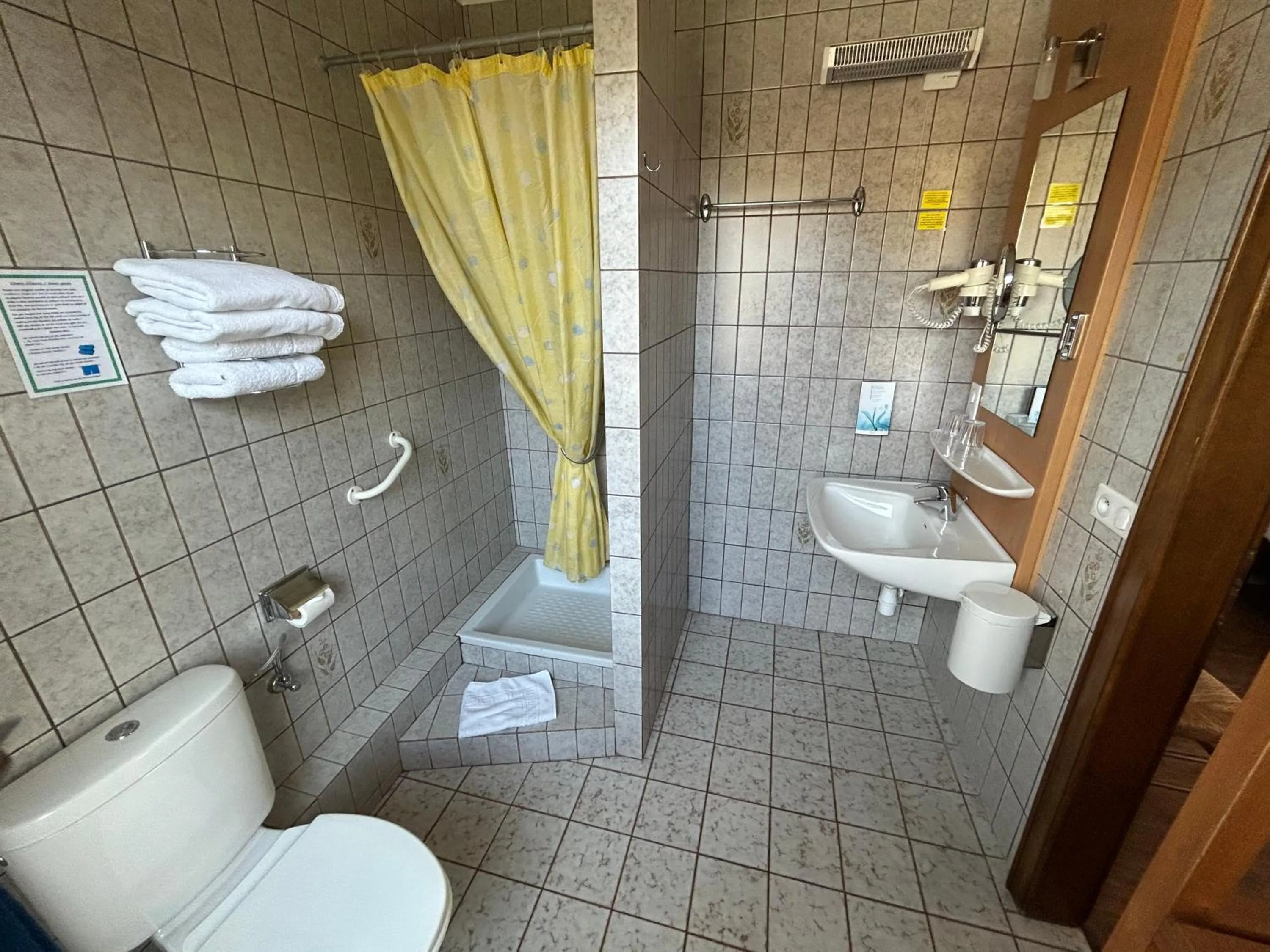 Shower in Auberge Des Mésanges