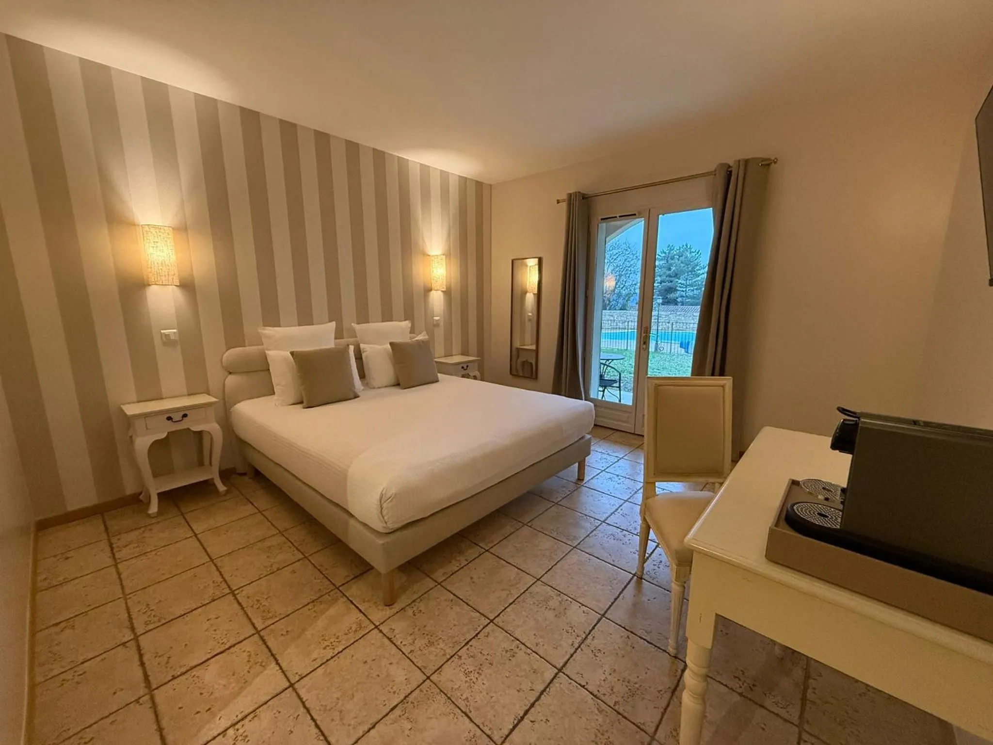 Photo of the whole room, Bed in CÉRÈS - Boutique-Hôtel & Spa