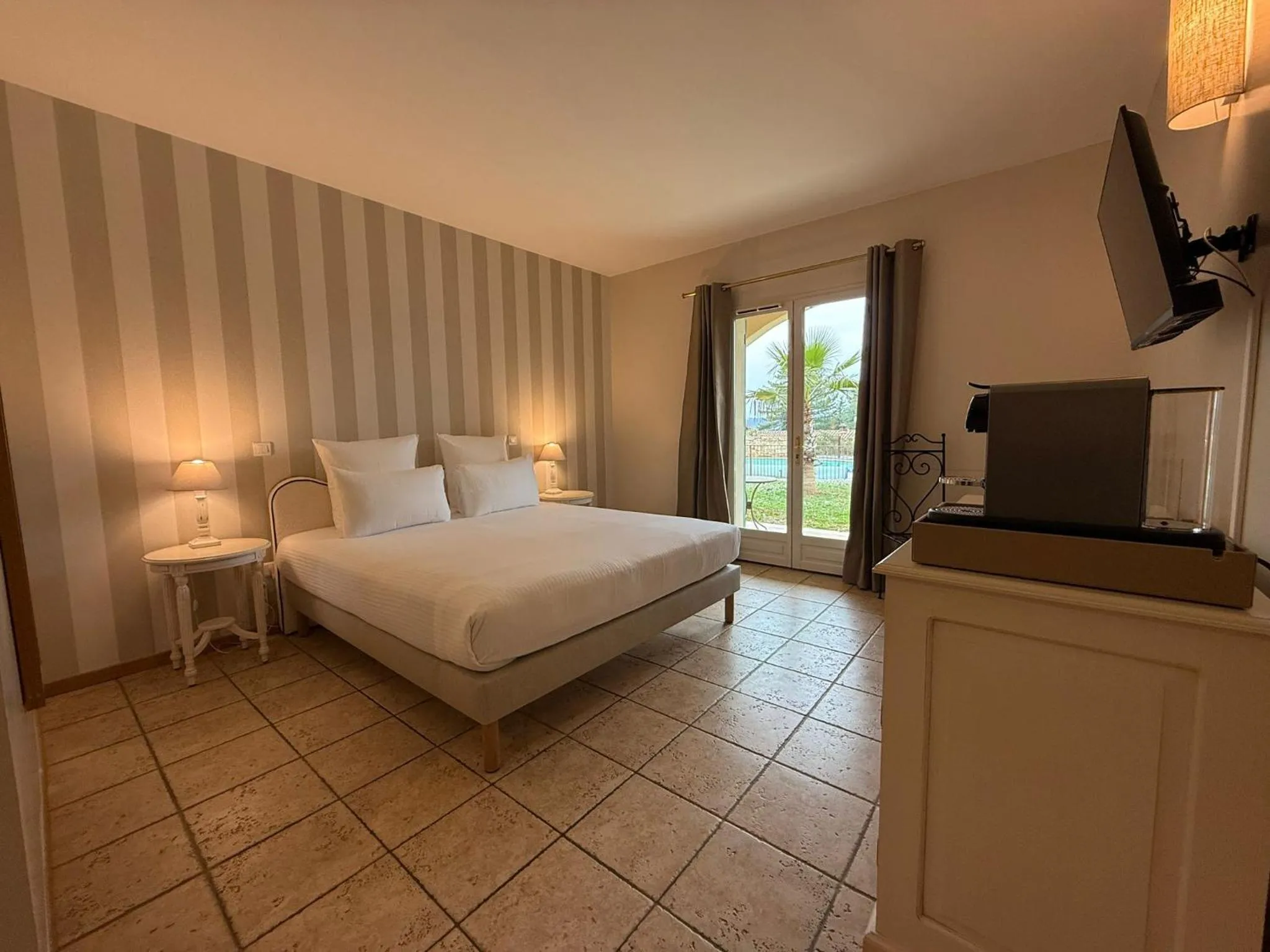 Photo of the whole room, Bed in CÉRÈS - Boutique-Hôtel & Spa