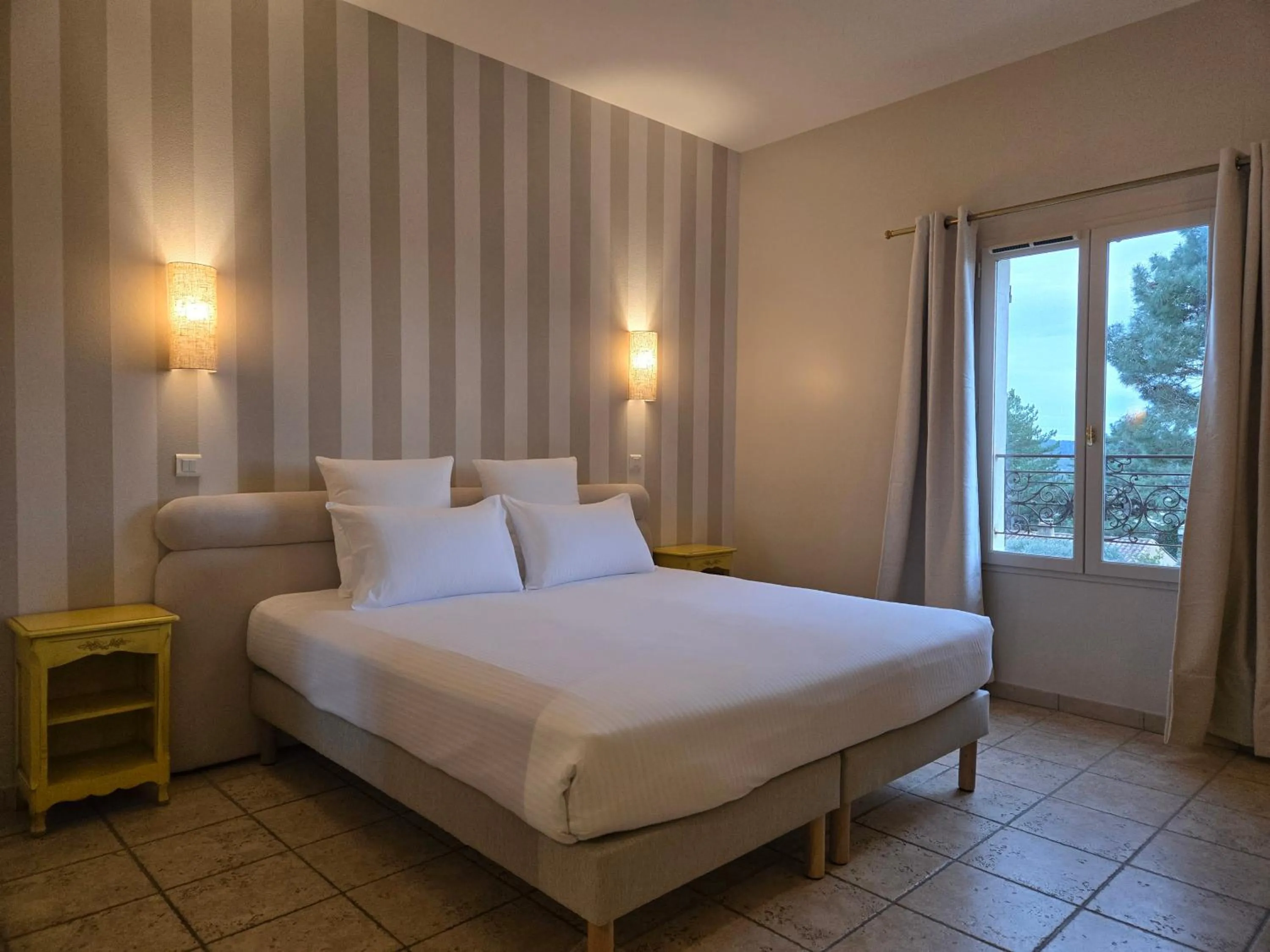 Photo of the whole room, Bed in CÉRÈS - Boutique-Hôtel & Spa