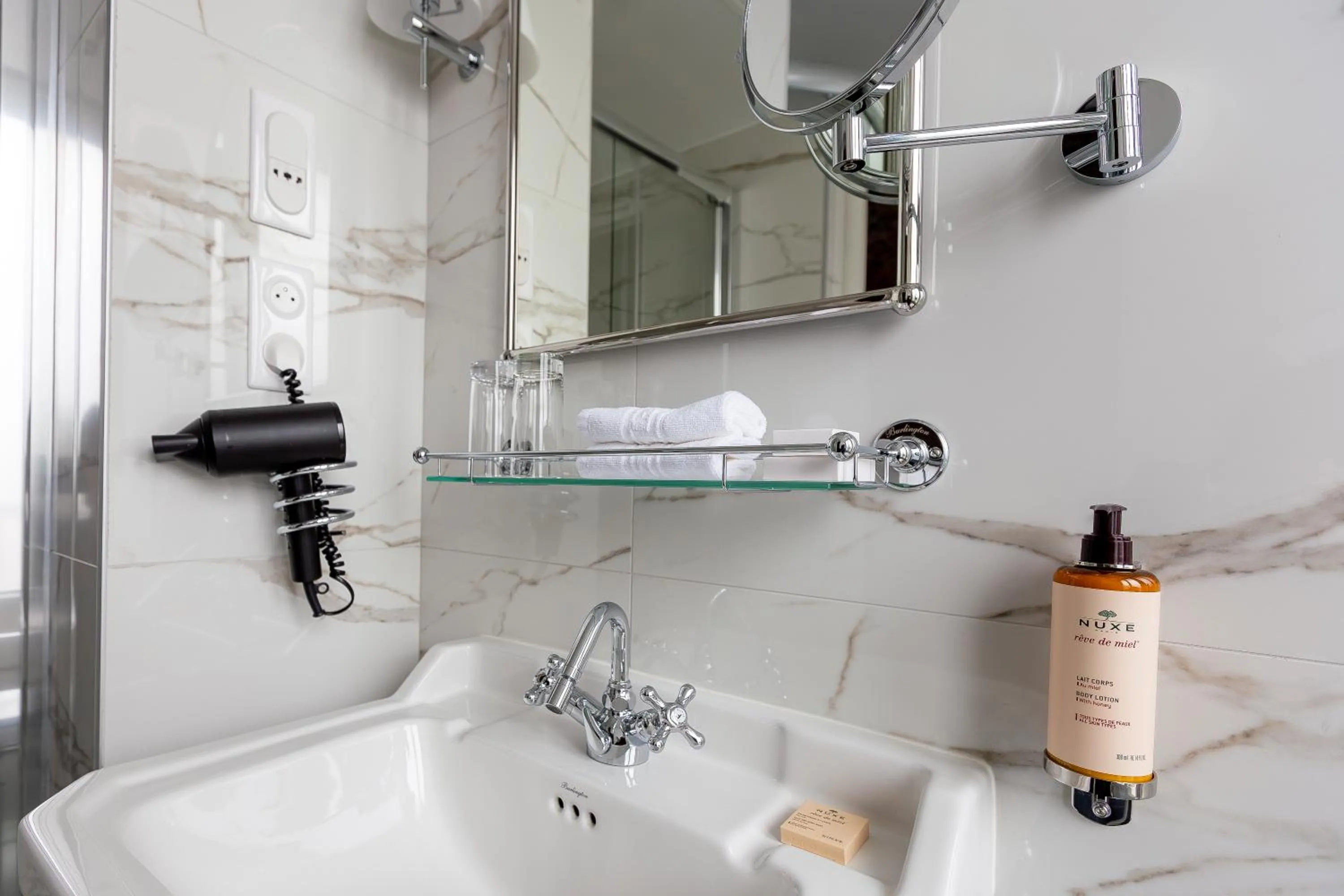 Bathroom in New Hotel République