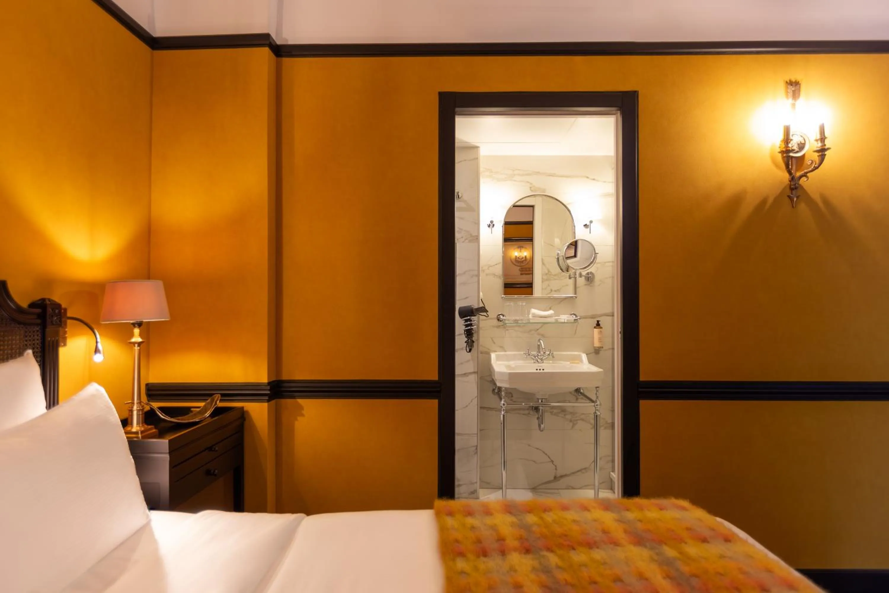 Bathroom, Bed in New Hotel République