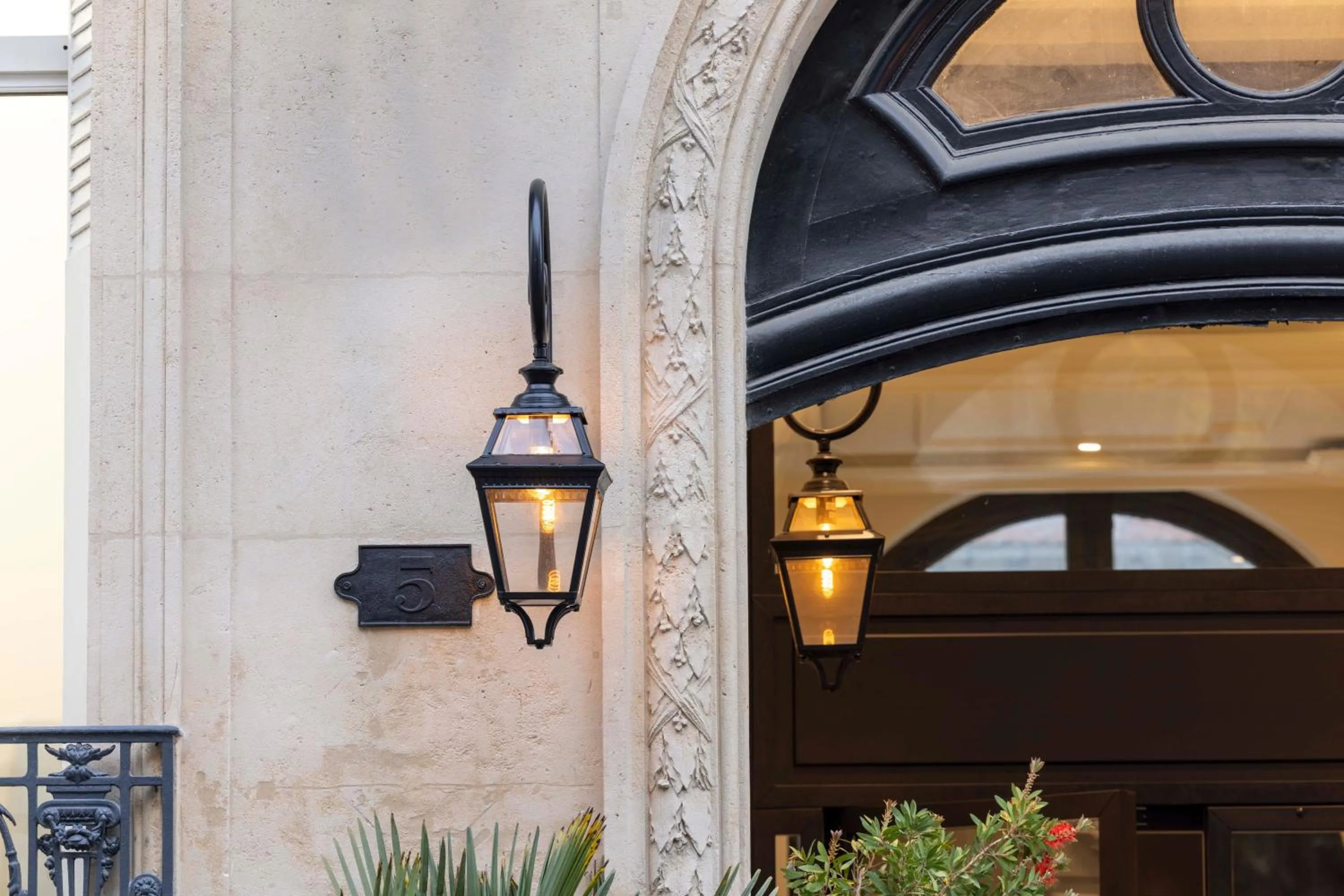 Facade/entrance in Le 5 Particulier