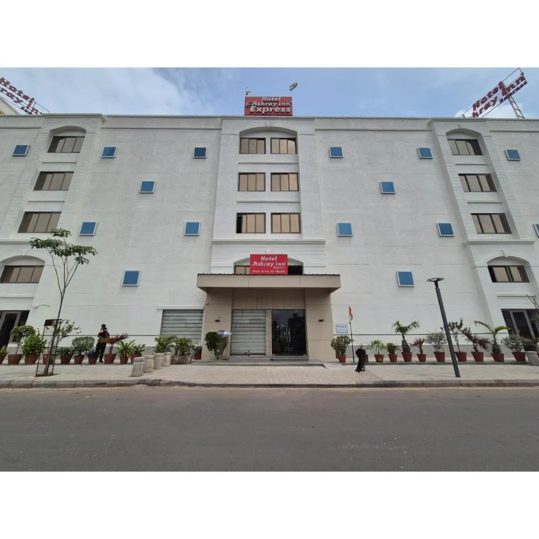 Property building in Hotel Ashray Inn Express