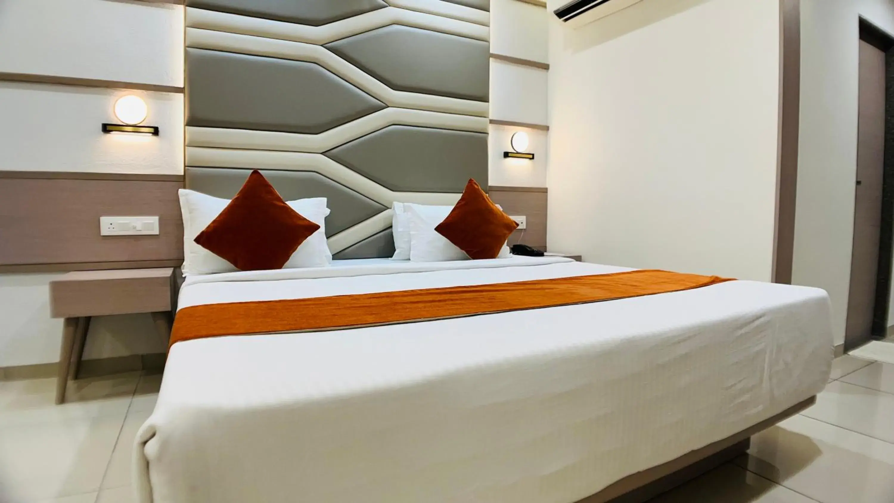 Superior Queen Room in Hotel Ashray Inn Express Superior Queen Room in Hotel Ashray Inn Express