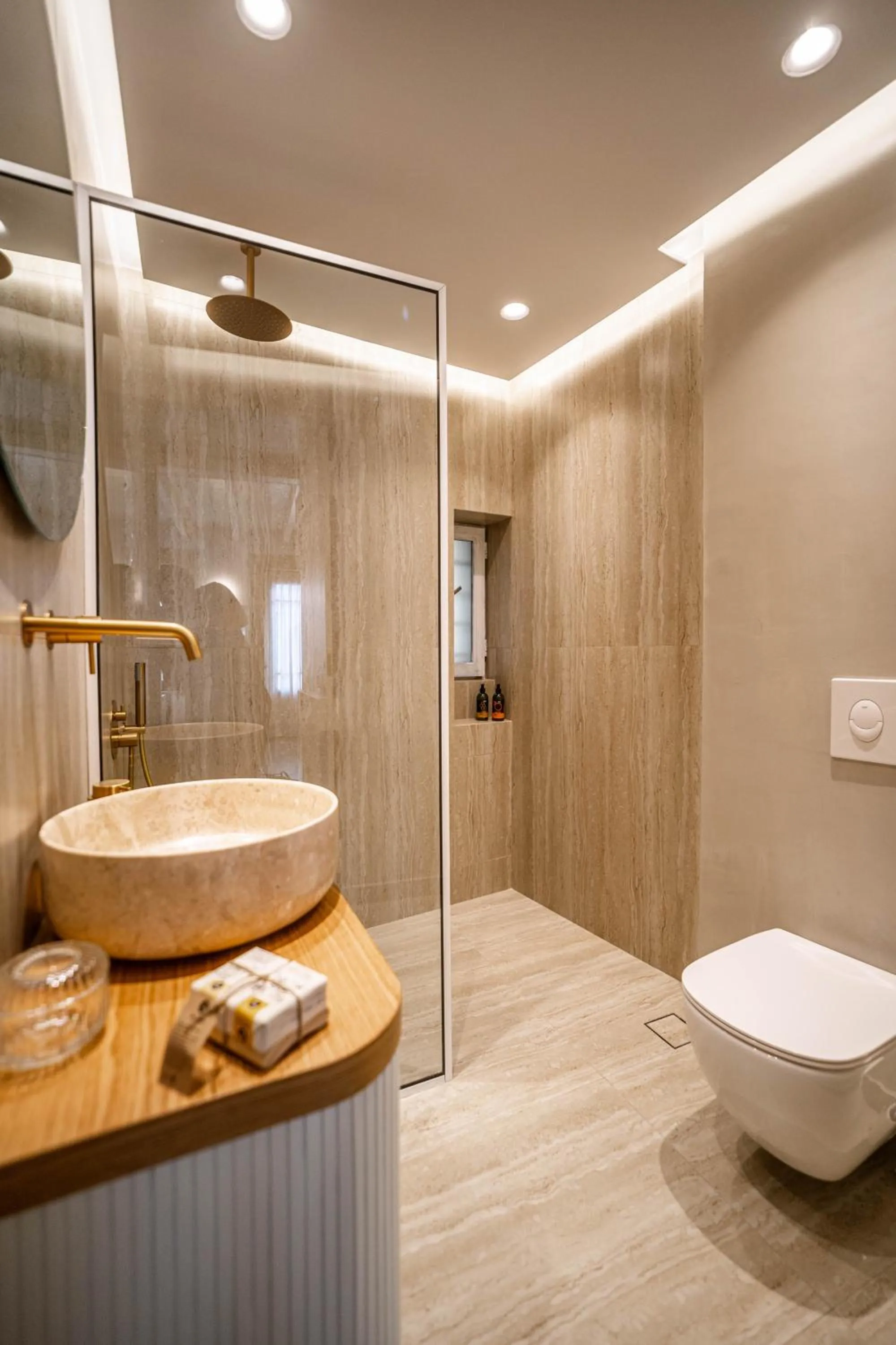 Shower in Lithinon Luxury Suites with Free Parking