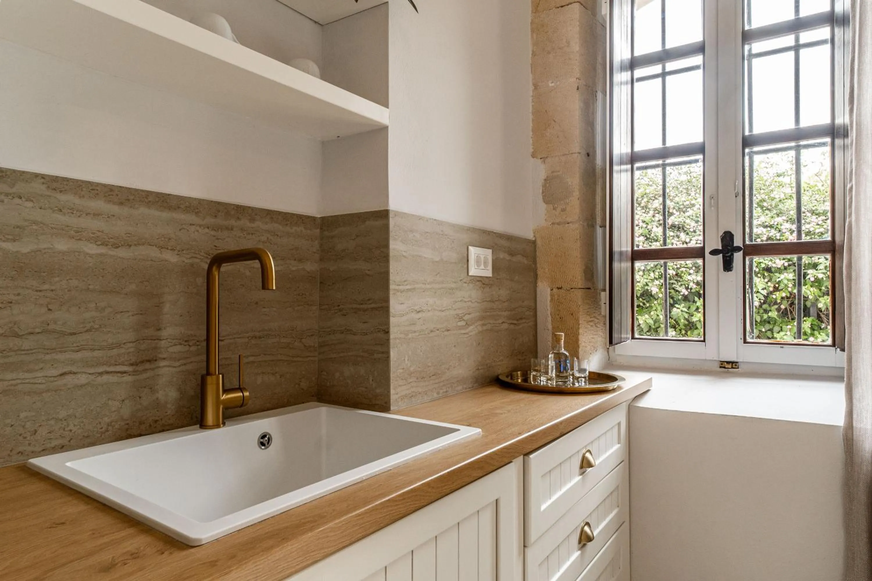 Coffee/tea facilities in Lithinon Luxury Suites with Free Parking