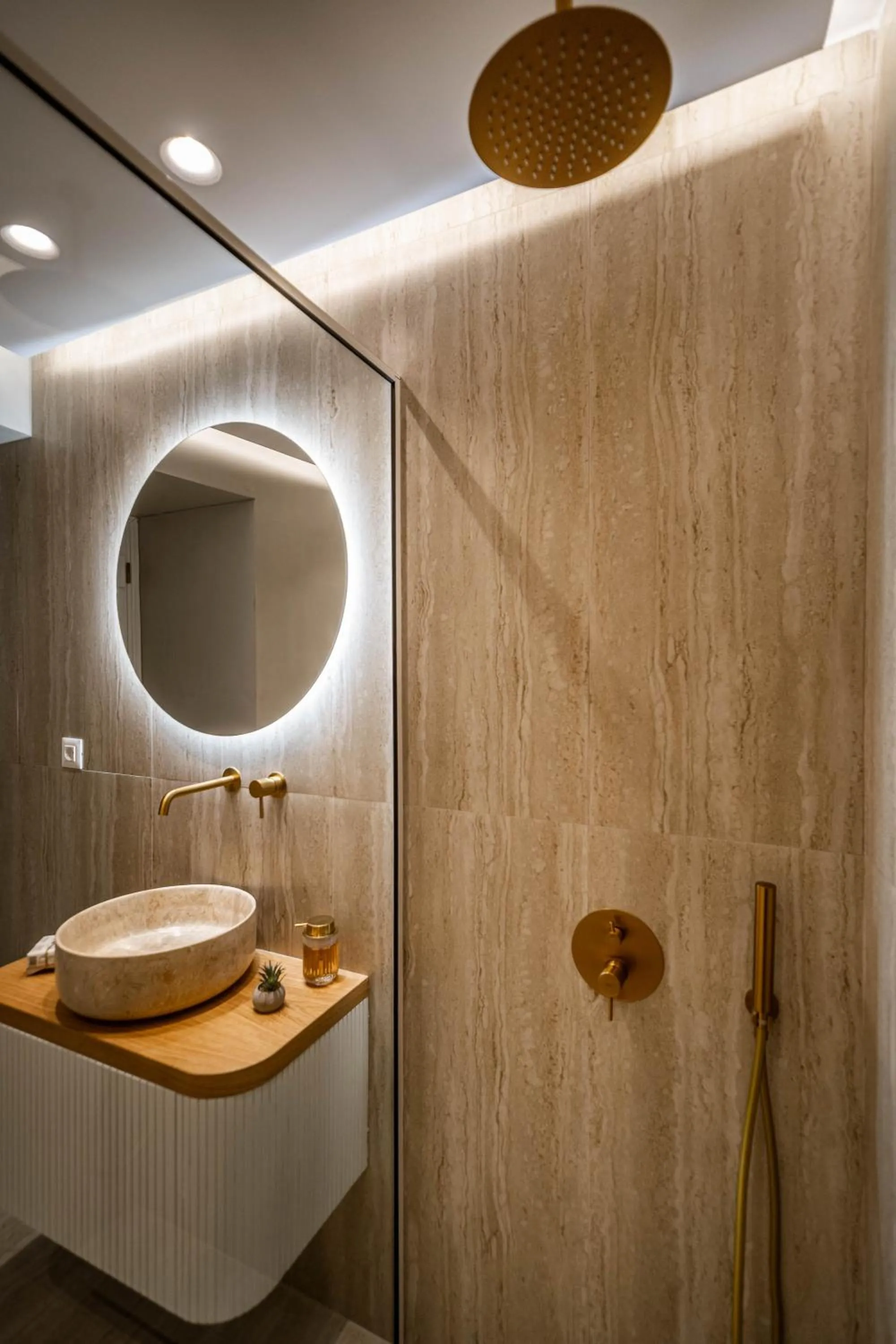 Shower in Lithinon Luxury Suites with Free Parking