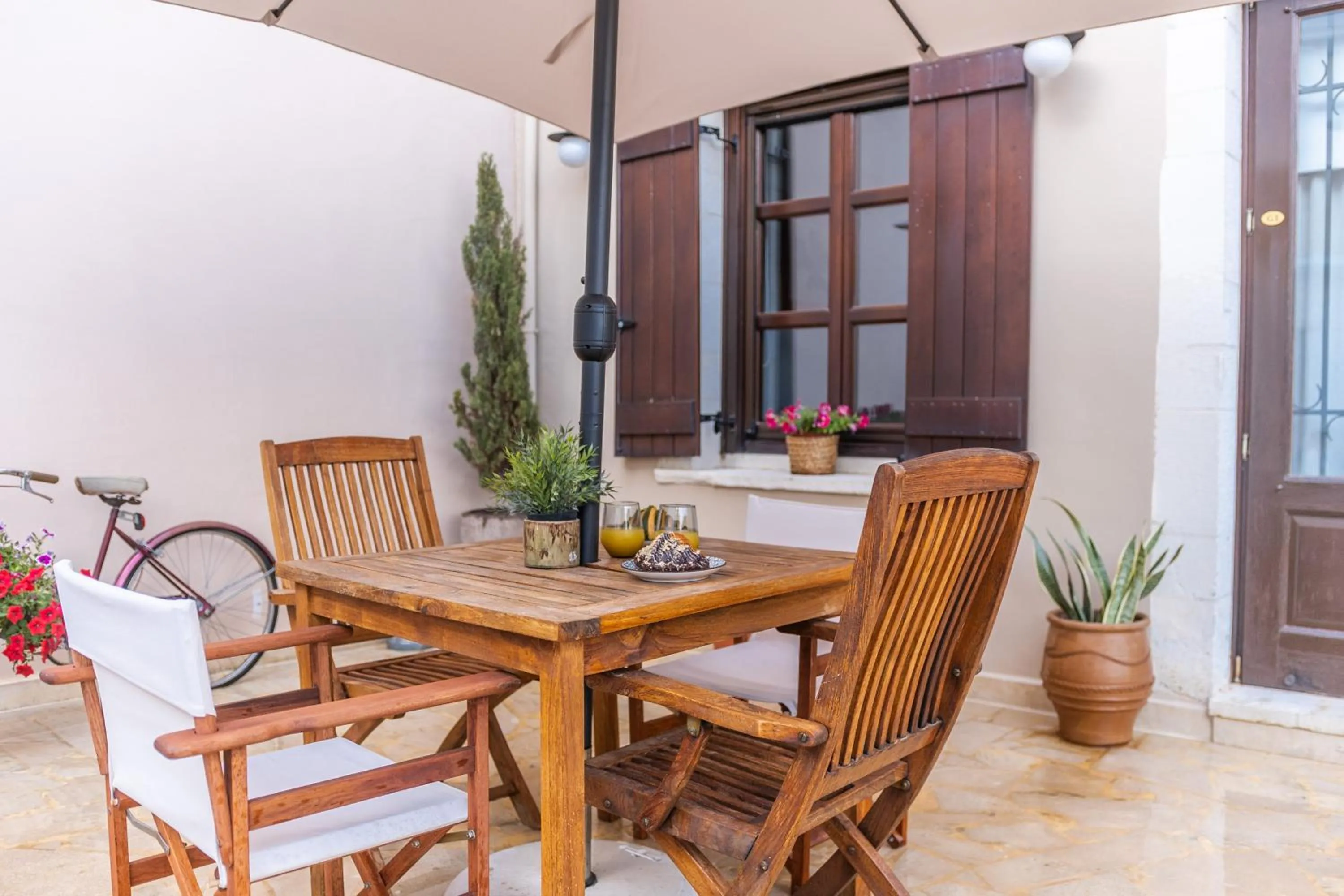 Patio in Lithinon Luxury Suites with Free Parking