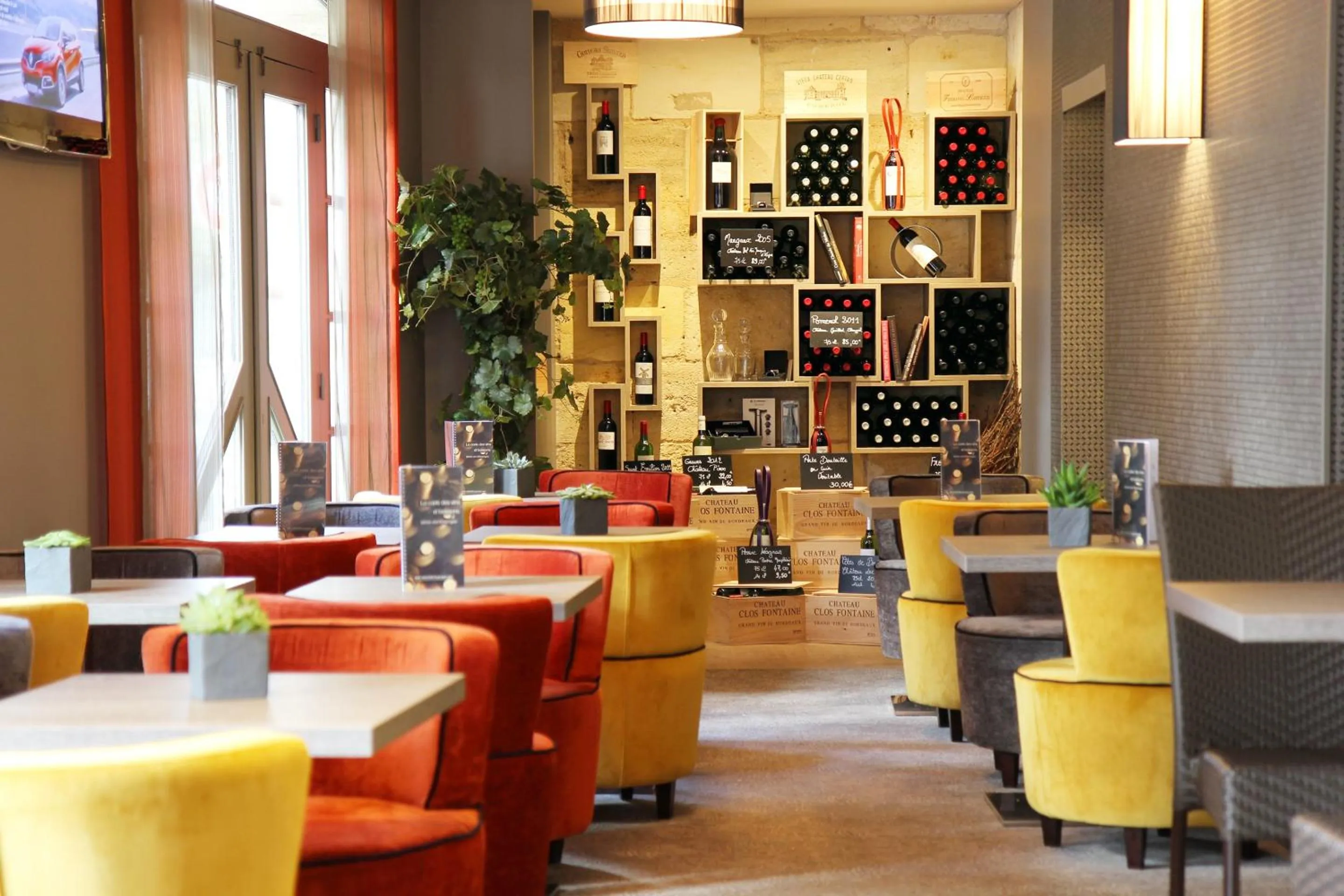 Communal lounge/ TV room, Lounge/Bar in Best Western Plus Bordeaux Gare Saint-Jean