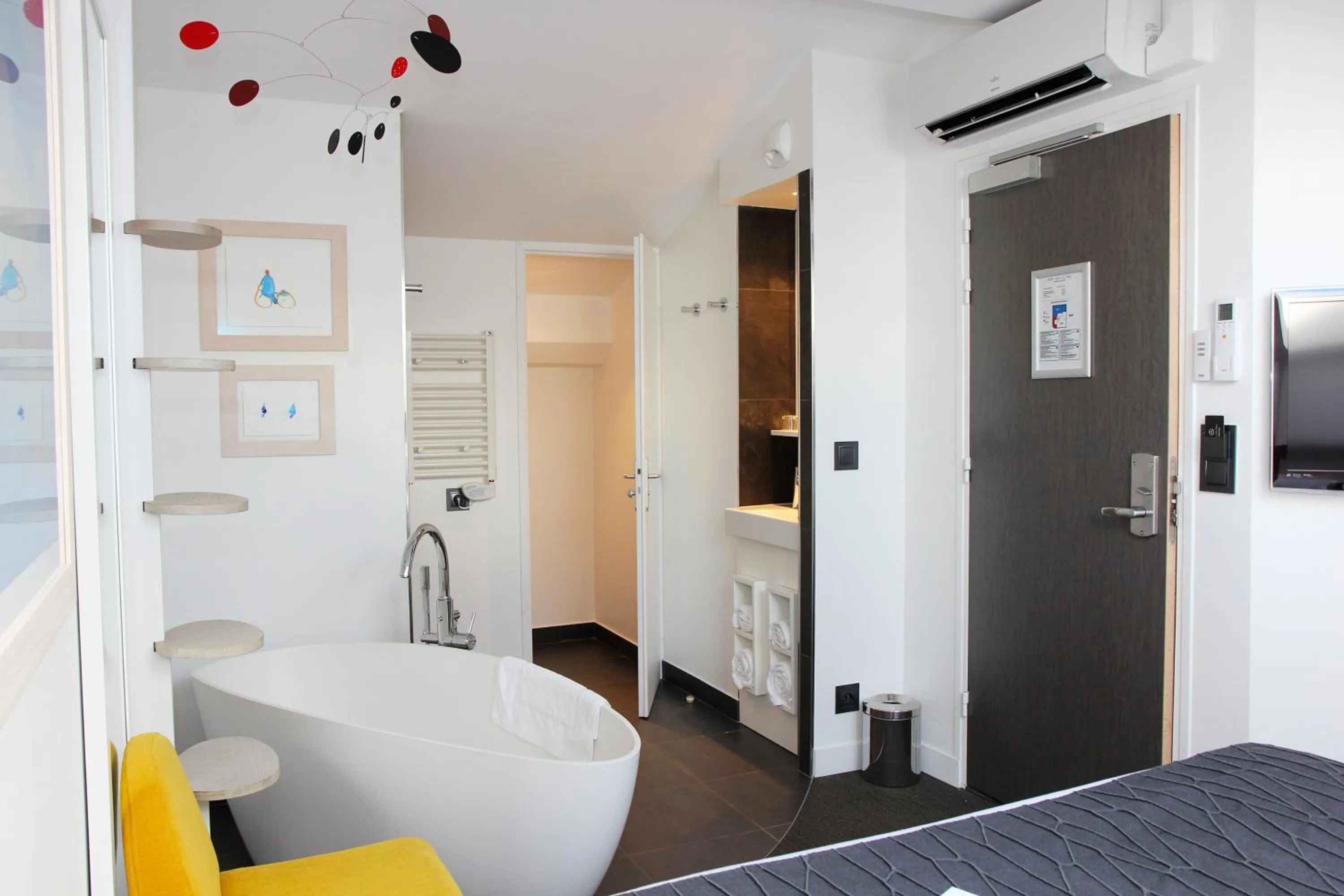 Bed, Bathroom in Best Western Plus Bordeaux Gare Saint-Jean