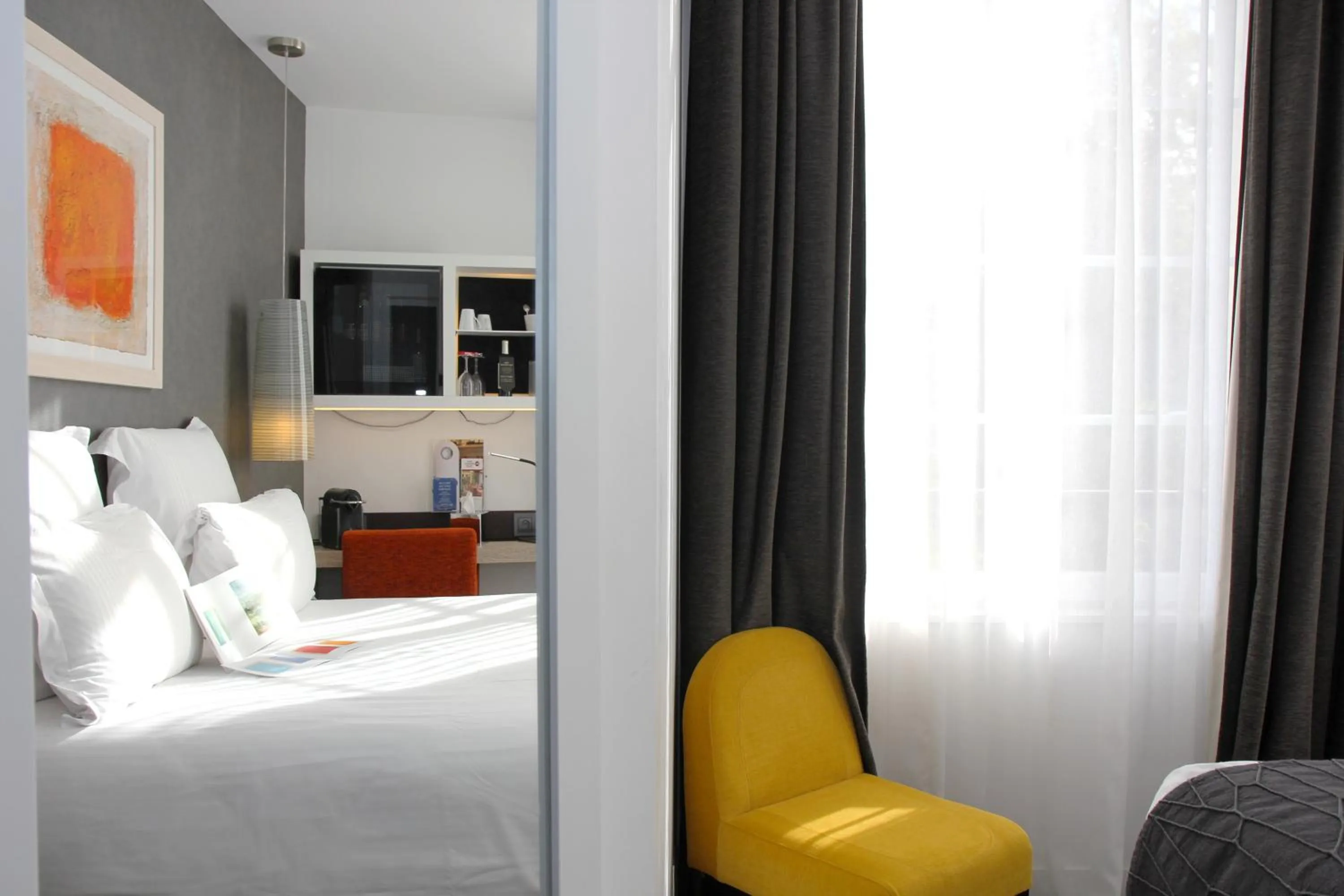Bed, Seating Area in Best Western Plus Bordeaux Gare Saint-Jean