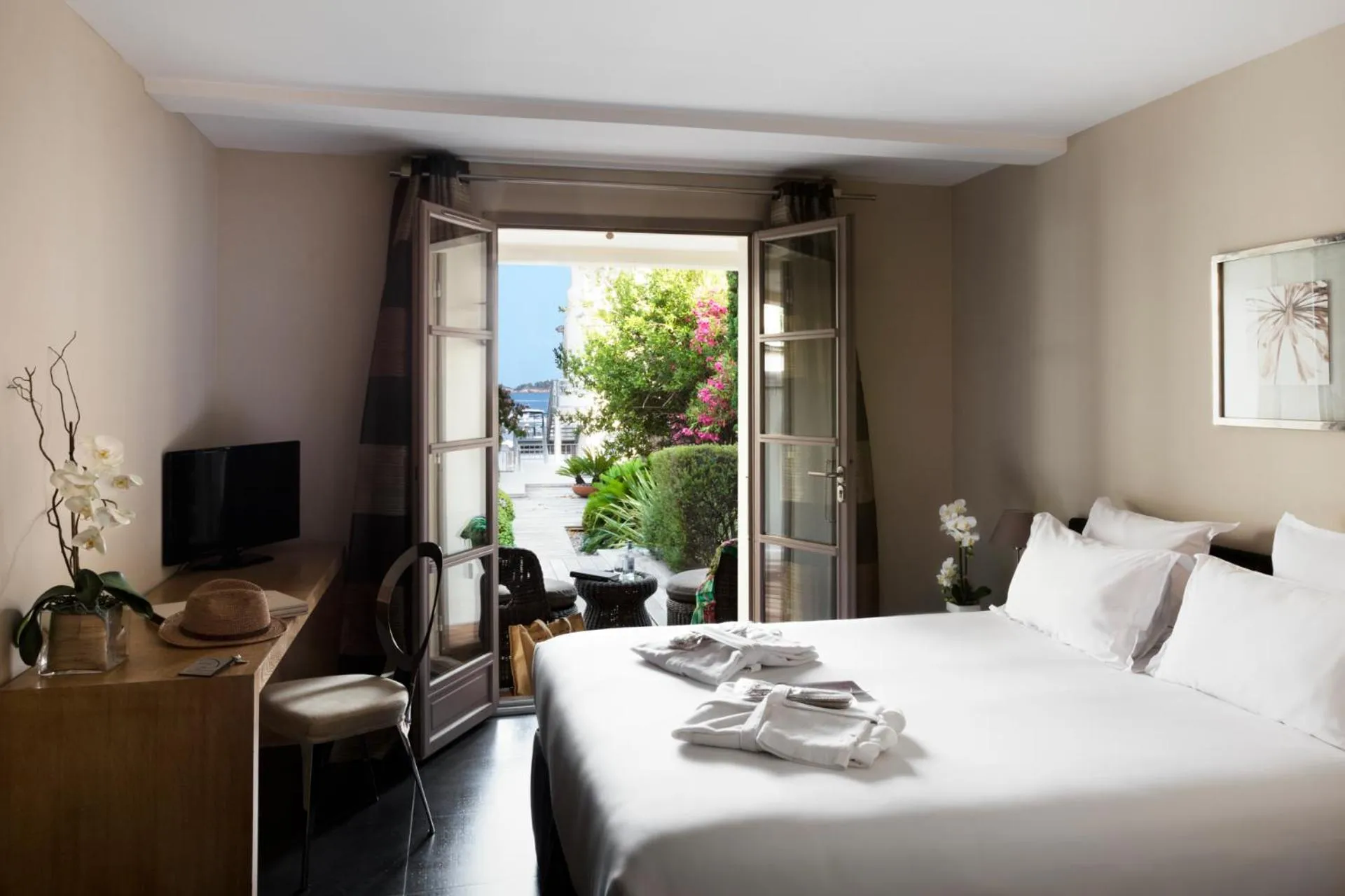 Patio, Bed in Le Pinarello