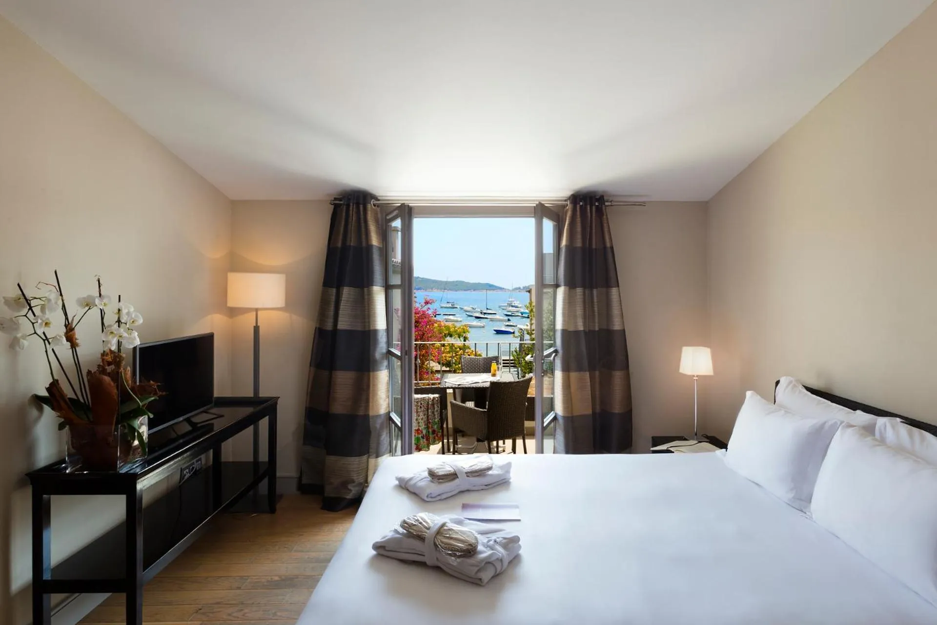 Balcony/Terrace, Bed in Le Pinarello