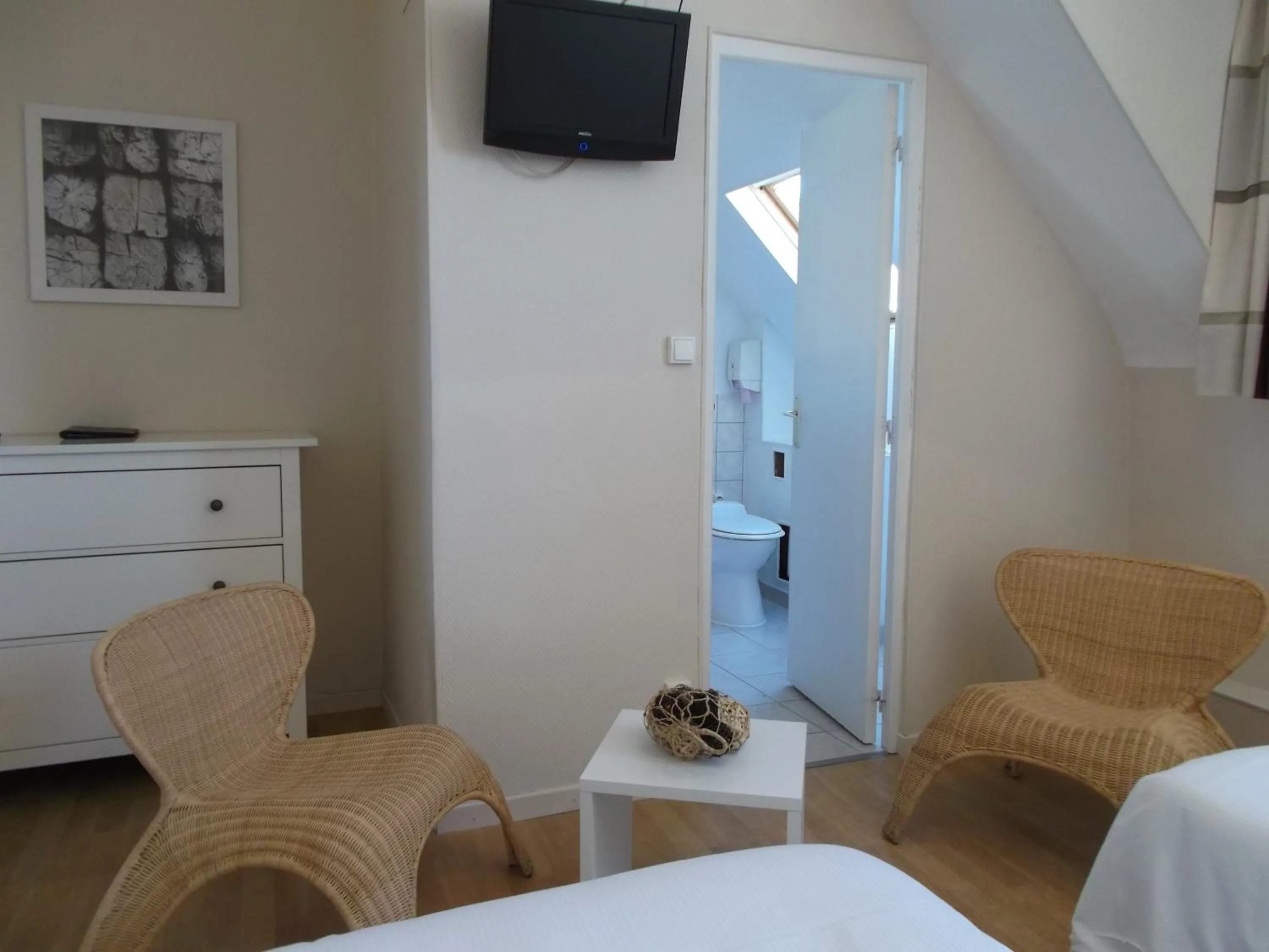 Photo of the whole room, Bed in Hôtel Pacific