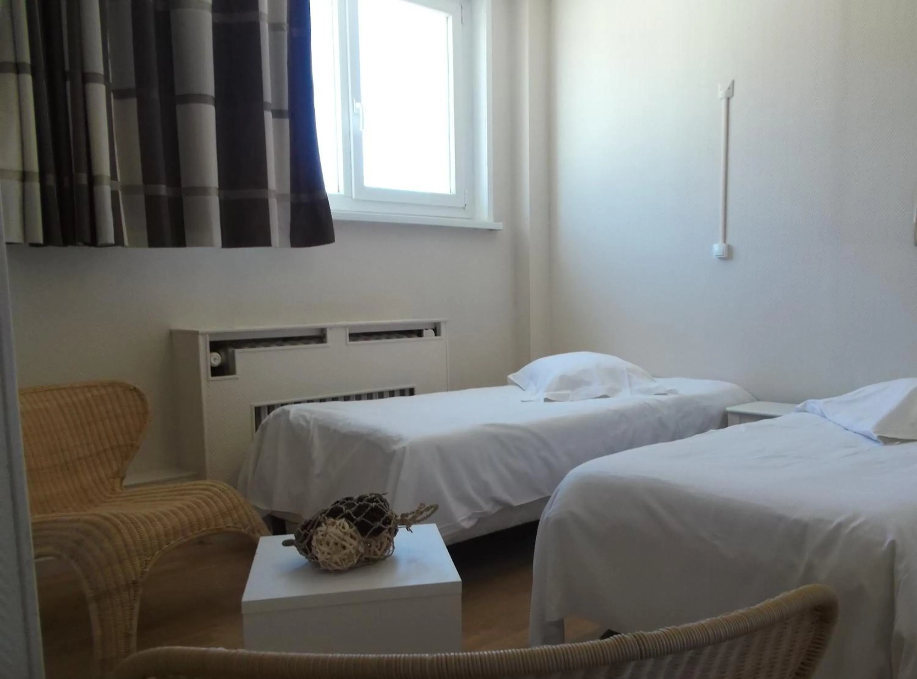 Photo of the whole room, Bed in Hôtel Pacific