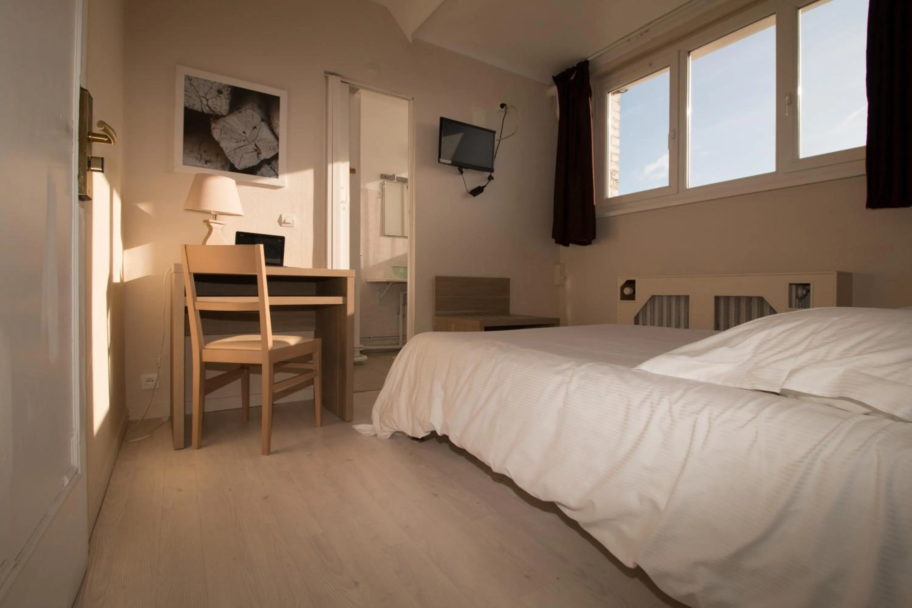 Bedroom, Bed in Hôtel Pacific