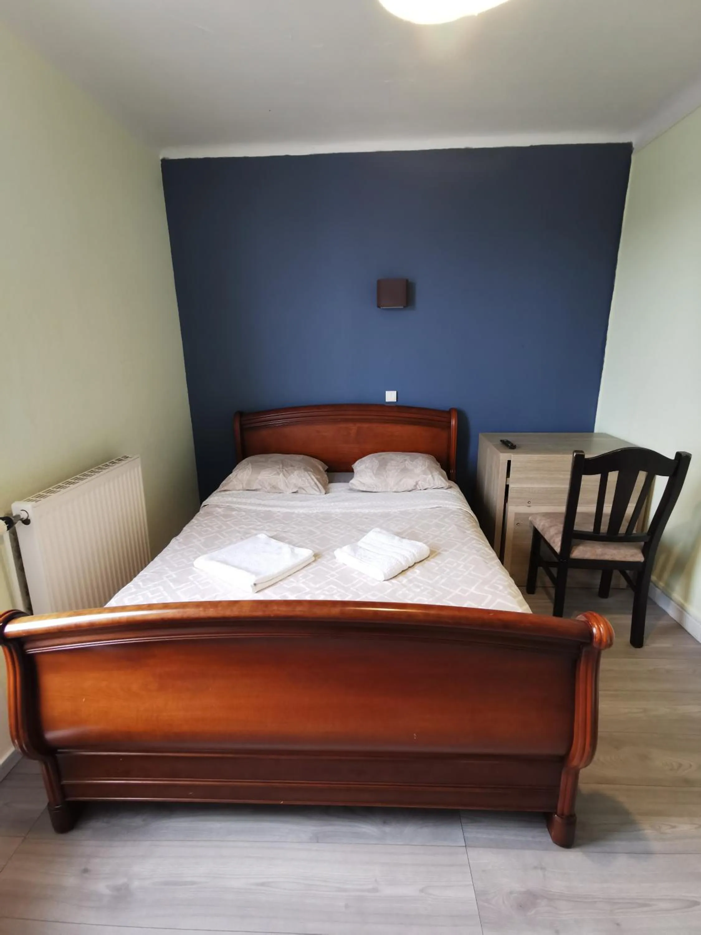 Bedroom, Bed in Hôtel Pacific