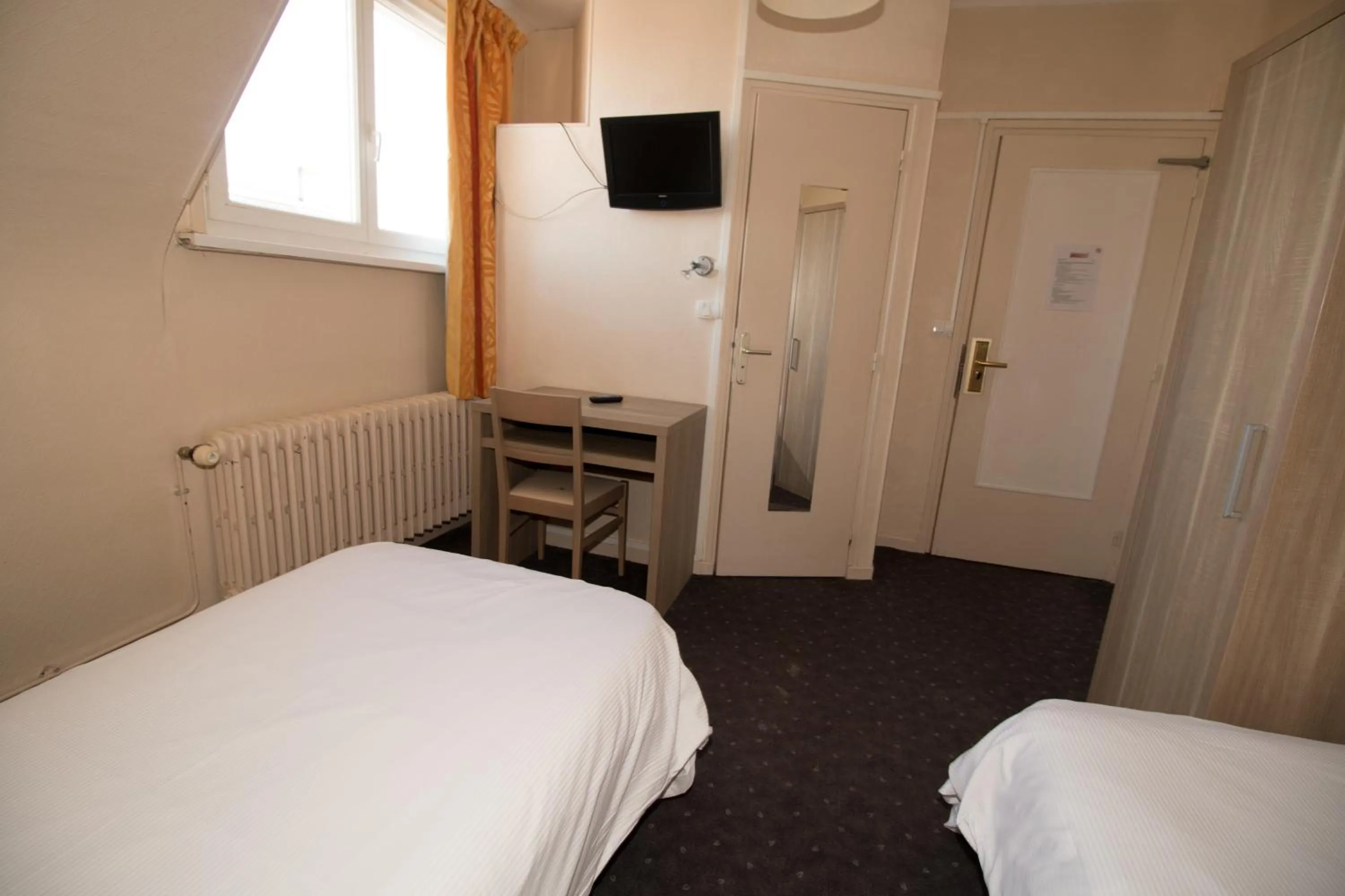 Bedroom, Bed in Hôtel Pacific