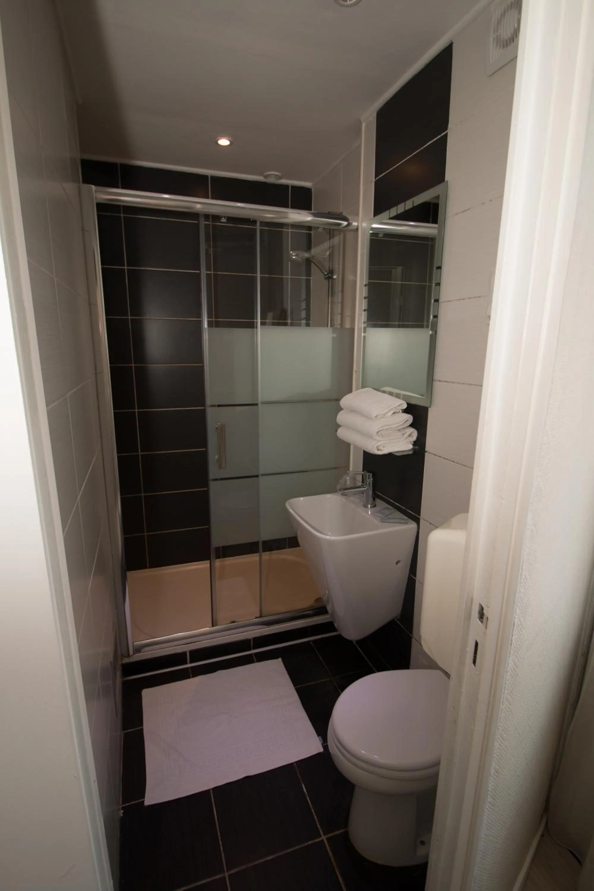 Shower in Hôtel Pacific